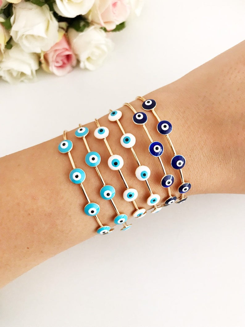 Adjustable Evil Eye Bracelet Set in gold with turquoise charm, showcasing handmade craftsmanship and stylish design.