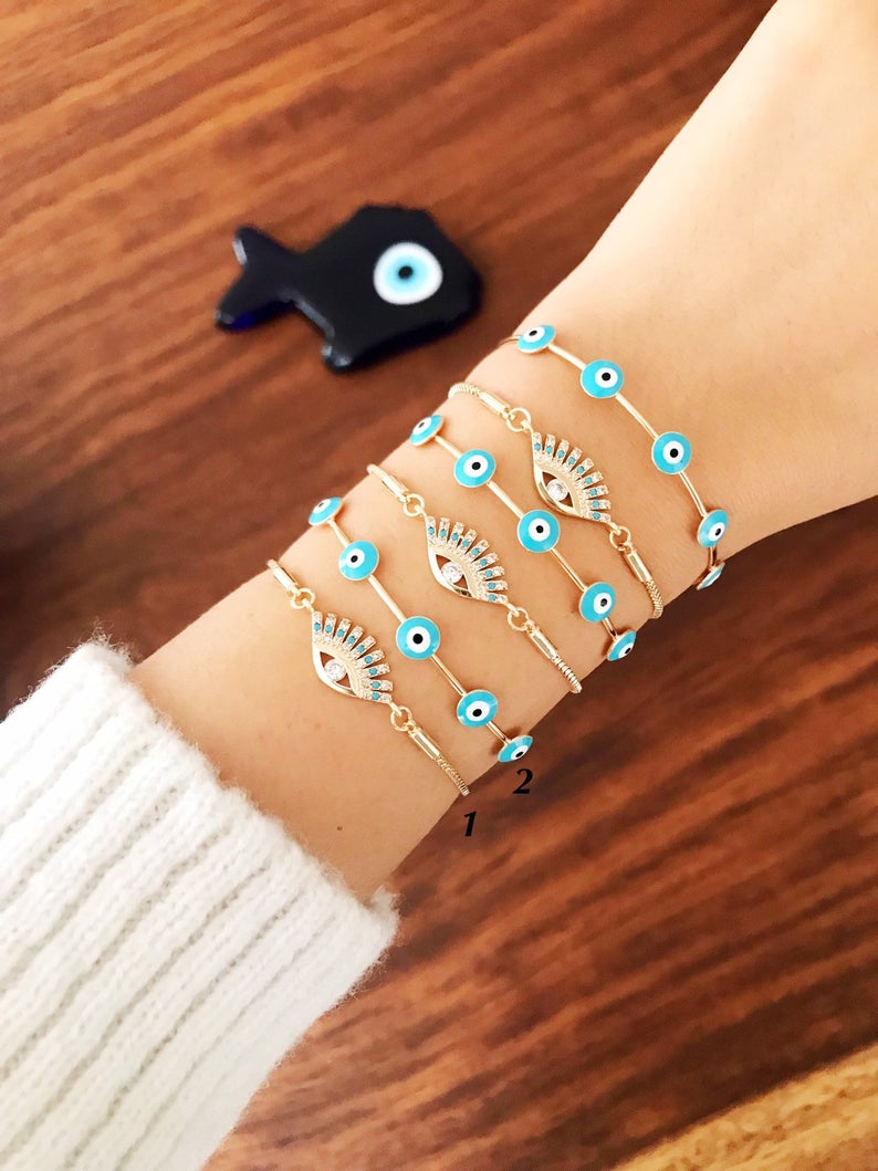 Adjustable Evil Eye Bracelet Set in gold with turquoise charm, showcasing handmade craftsmanship and stylish design.