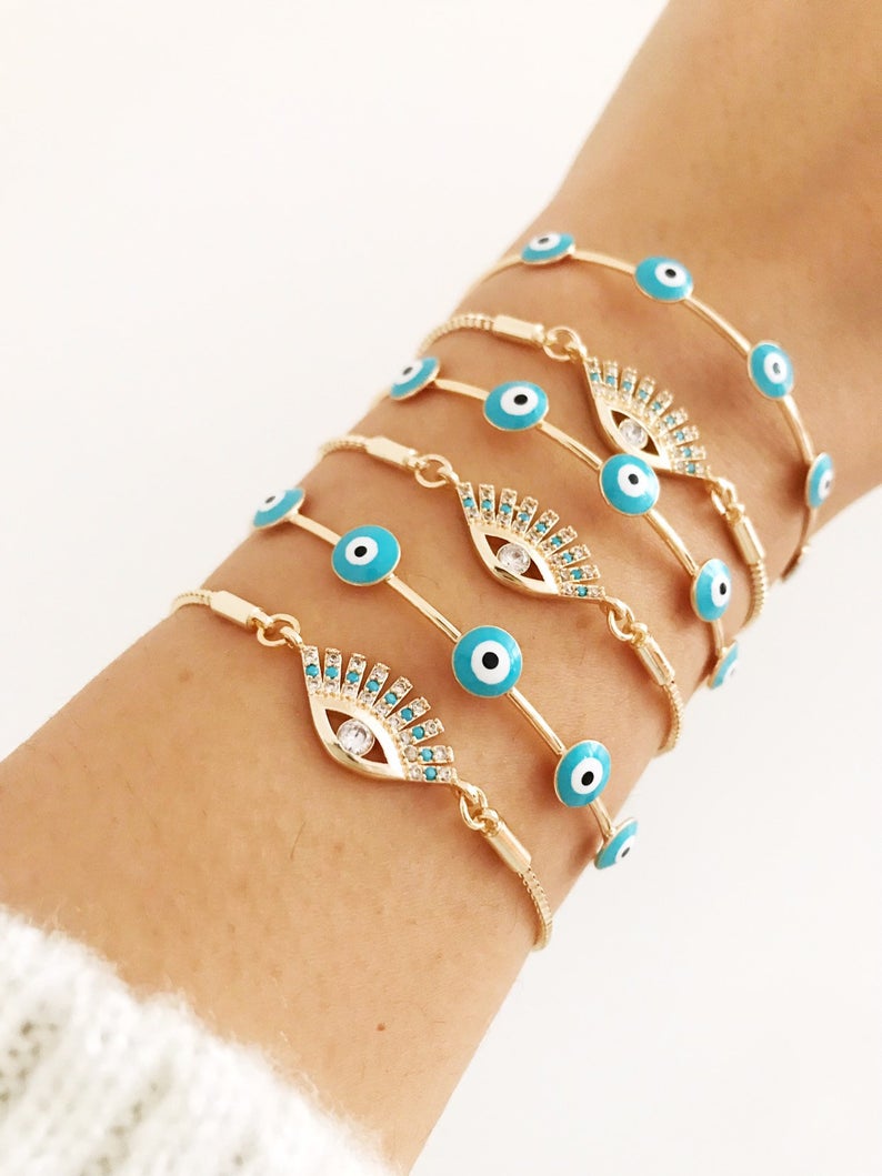 Adjustable Evil Eye Bracelet Set in gold with turquoise charm, showcasing handmade craftsmanship and stylish design.