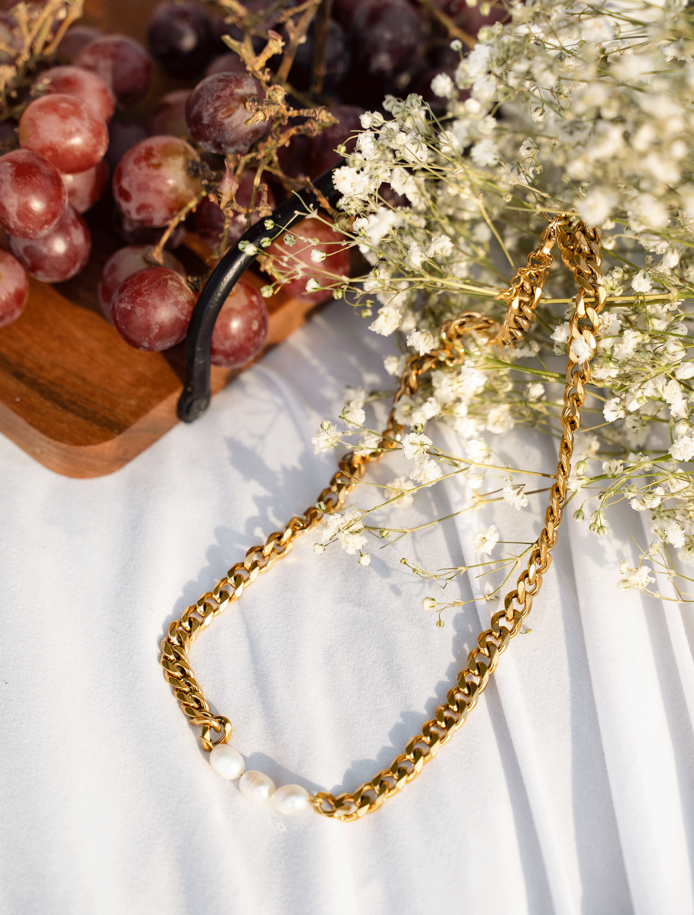 EZLYN Necklace featuring freshwater pearls and an 18k gold plated metal plate, elegantly designed for versatile wear.