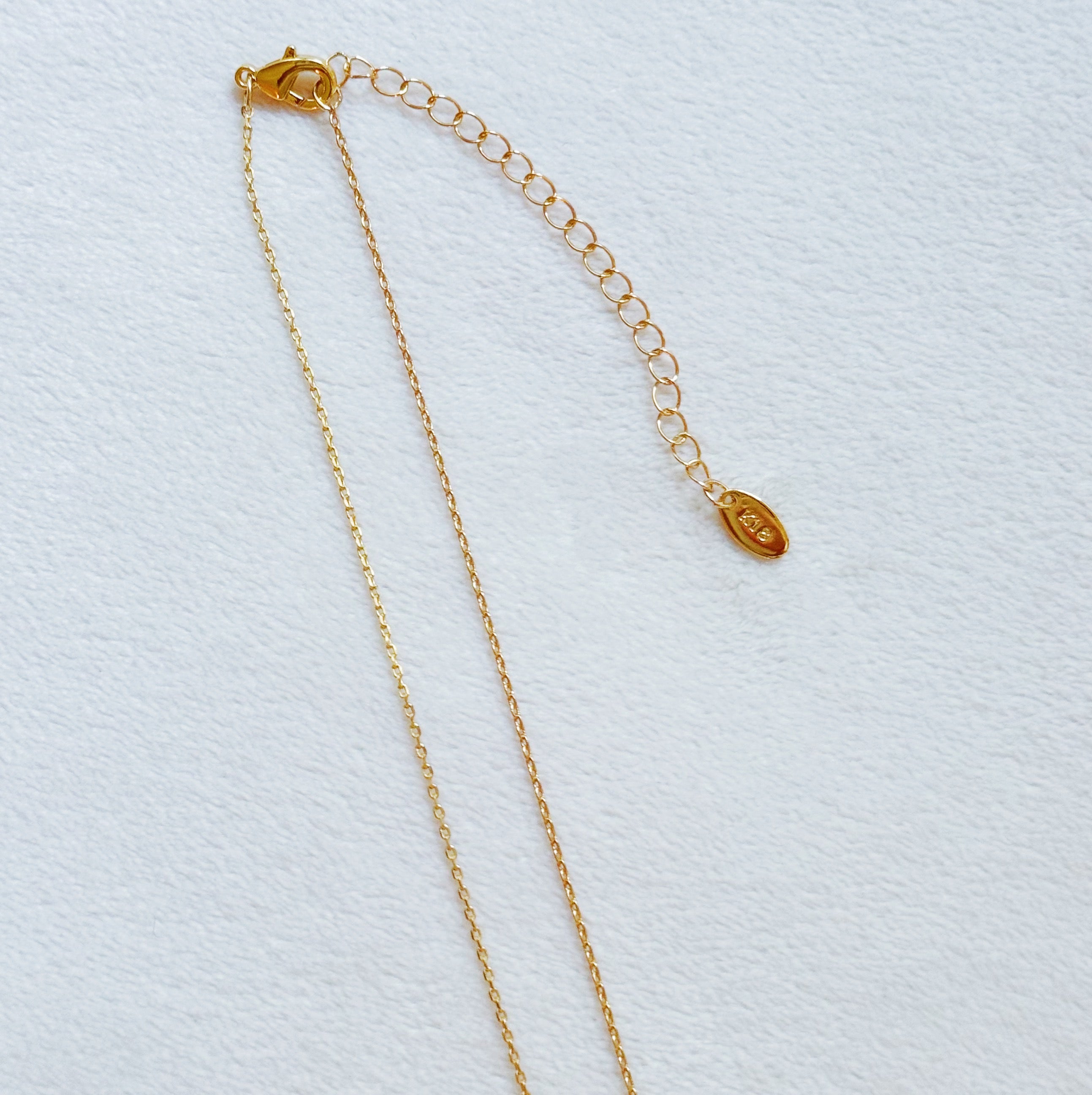 Elegant Faceted Trio Crystals Necklace featuring three sparkling crystals on a gold plated chain.