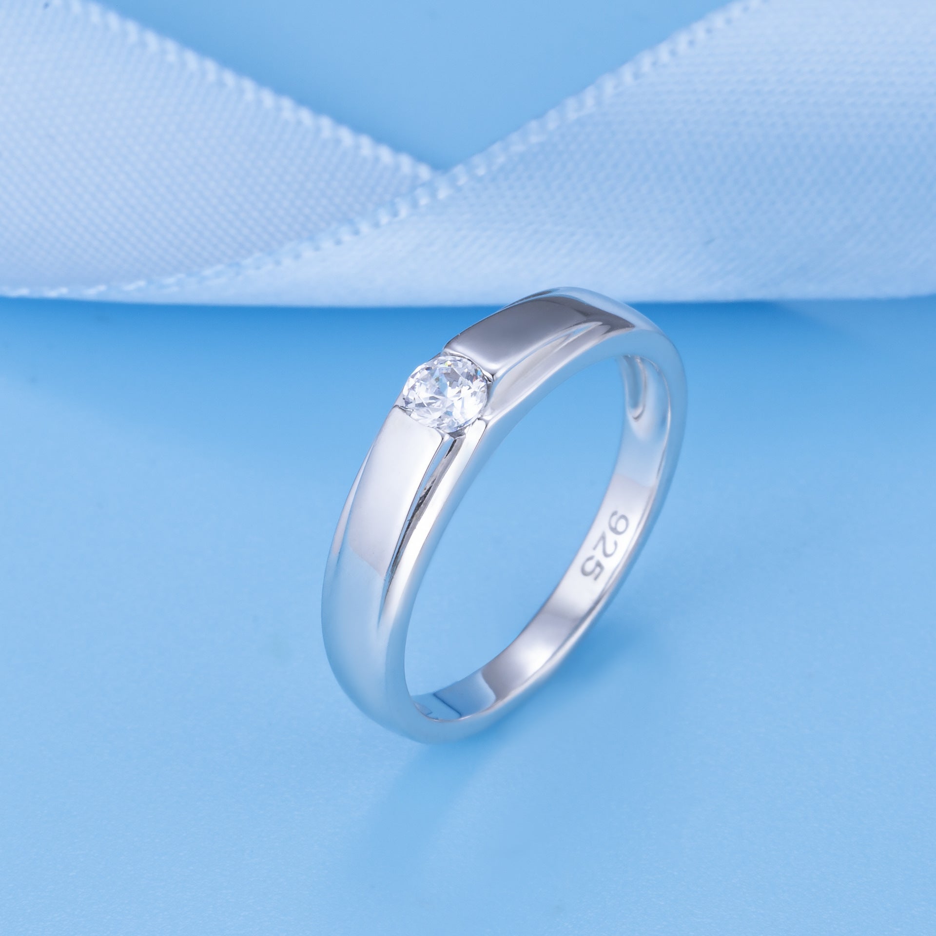 A stylish fashion 925 silver single stone ring featuring a sparkling central stone, perfect for any occasion.