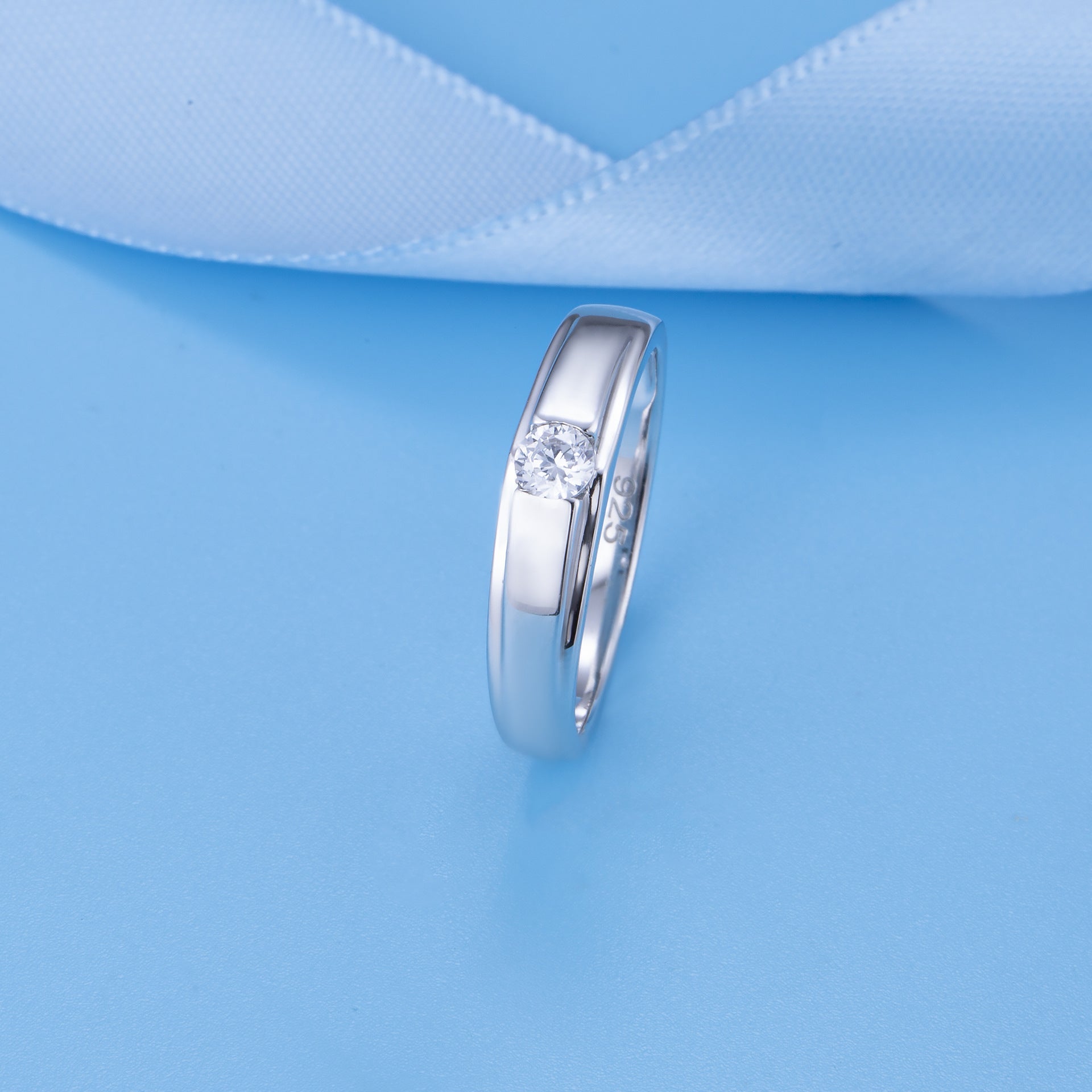 A stylish fashion 925 silver single stone ring featuring a sparkling central stone, perfect for any occasion.