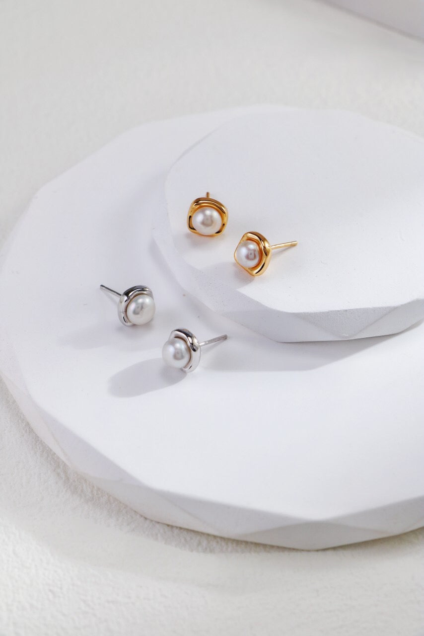 Elegant Fashion Temperament Pearl Stud Earrings made from natural pearls and sterling silver with gold vermeil plating, showcasing their exquisite craftsmanship.