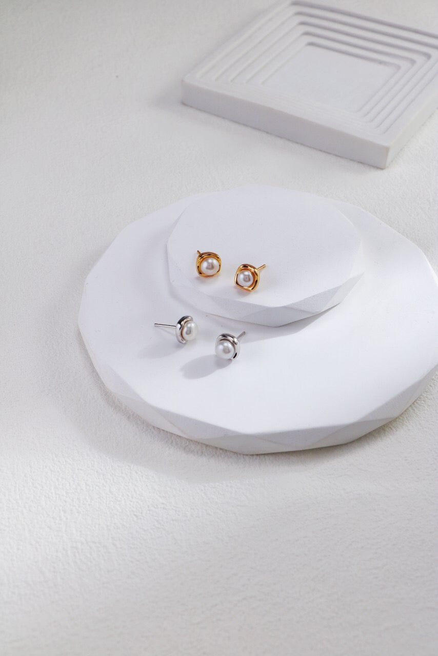 Elegant Fashion Temperament Pearl Stud Earrings made from natural pearls and sterling silver with gold vermeil plating, showcasing their exquisite craftsmanship.