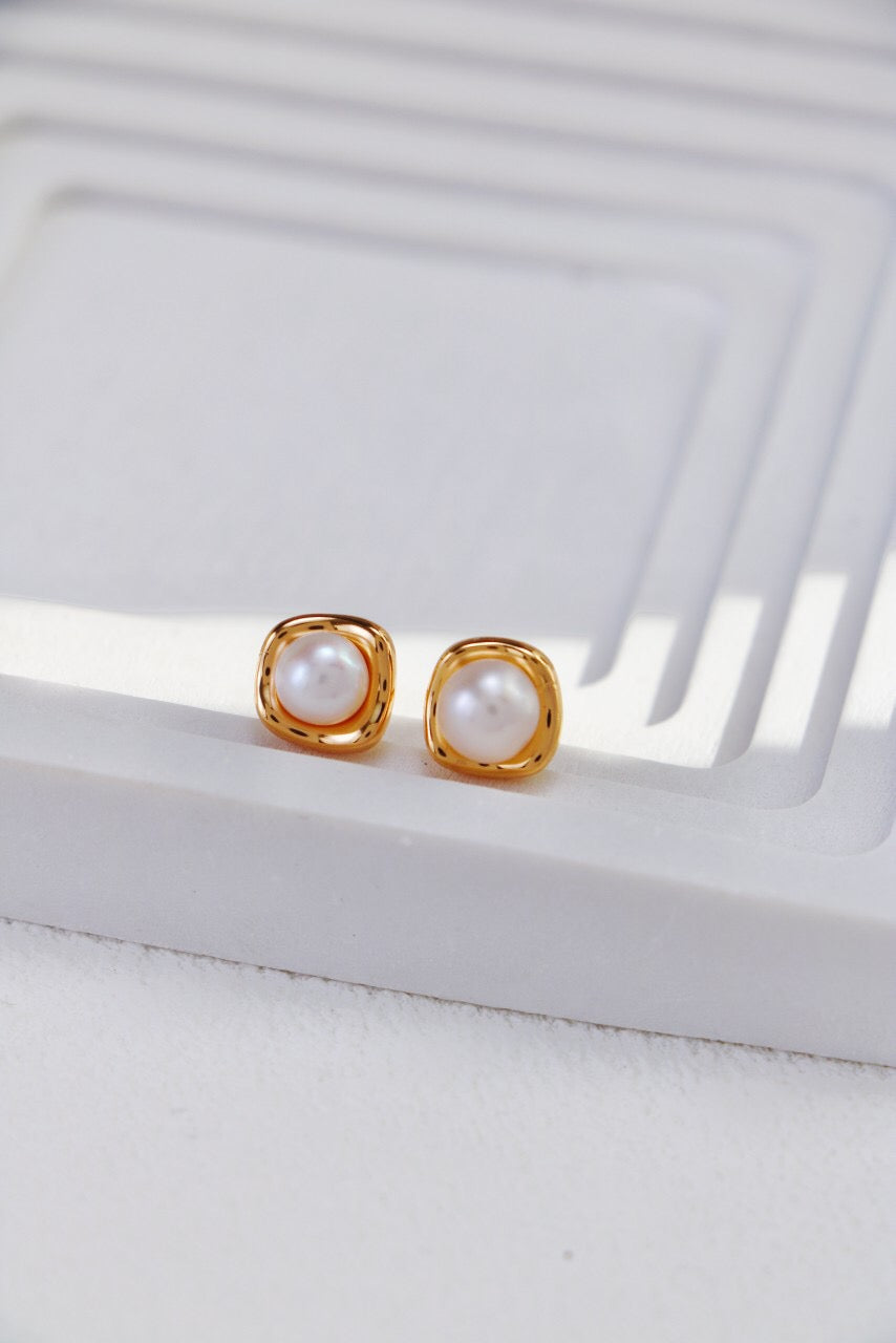 Elegant Fashion Temperament Pearl Stud Earrings made from natural pearls and sterling silver with gold vermeil plating, showcasing their exquisite craftsmanship.