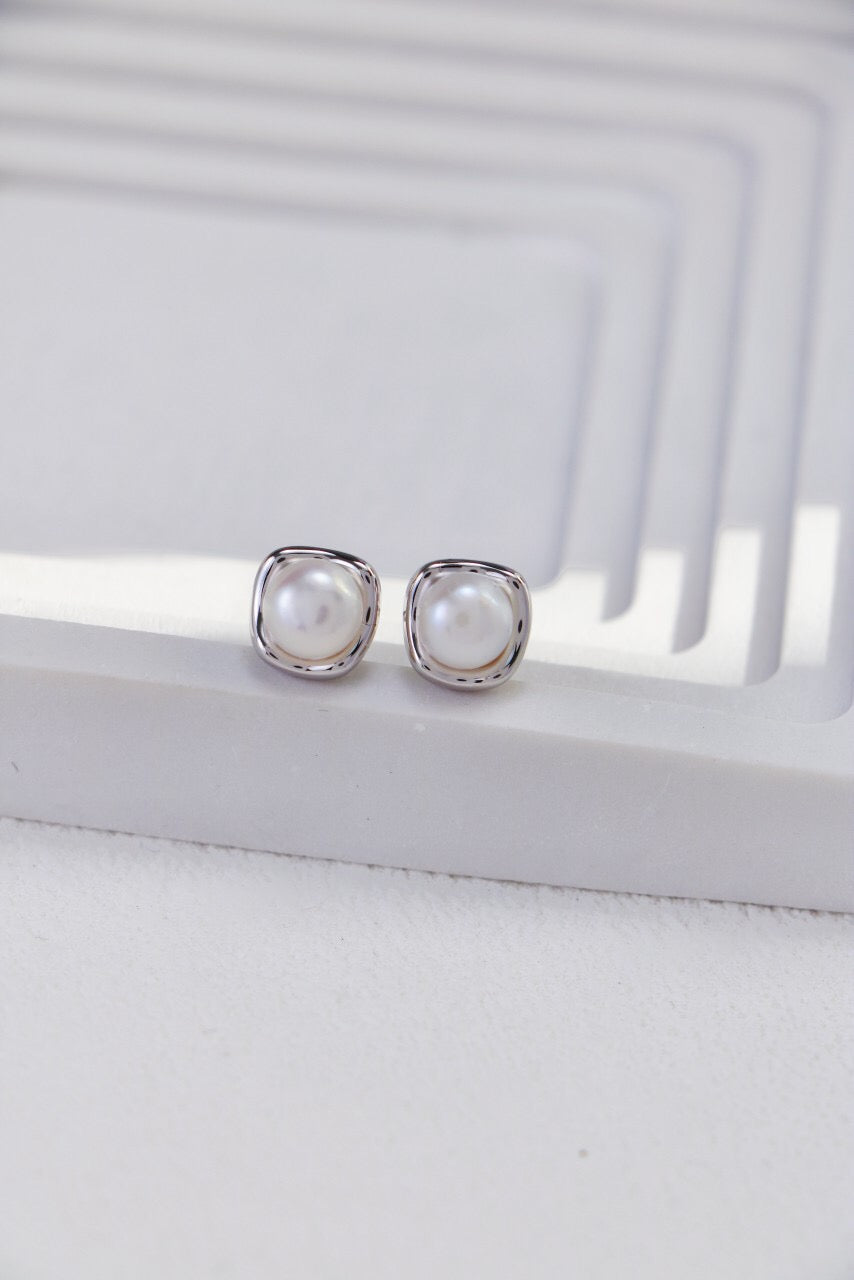 Elegant Fashion Temperament Pearl Stud Earrings made from natural pearls and sterling silver with gold vermeil plating, showcasing their exquisite craftsmanship.