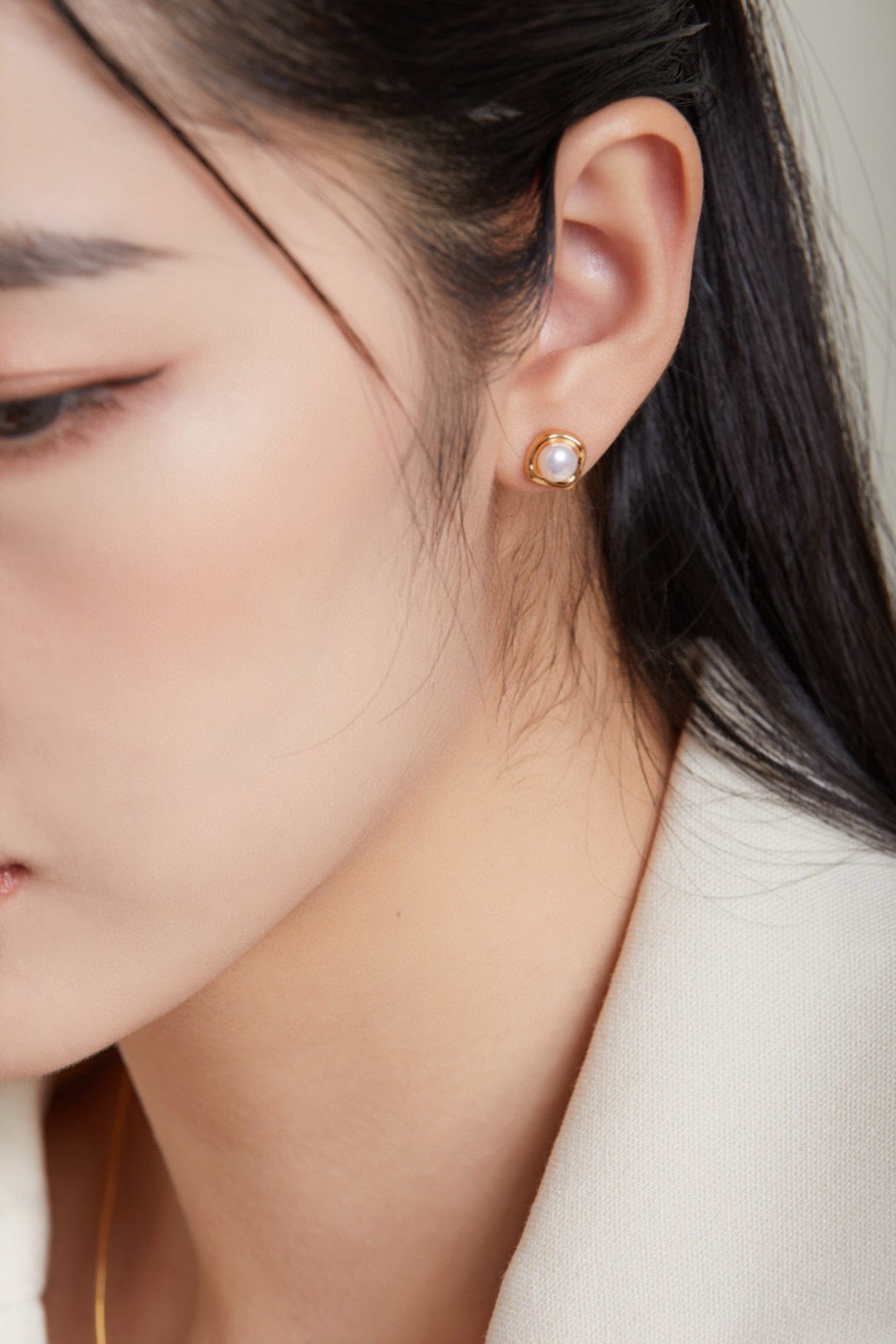 Elegant Fashion Temperament Pearl Stud Earrings made from natural pearls and sterling silver with gold vermeil plating, showcasing their exquisite craftsmanship.