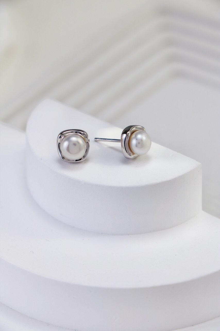 Elegant Fashion Temperament Pearl Stud Earrings made from natural pearls and sterling silver with gold vermeil plating, showcasing their exquisite craftsmanship.