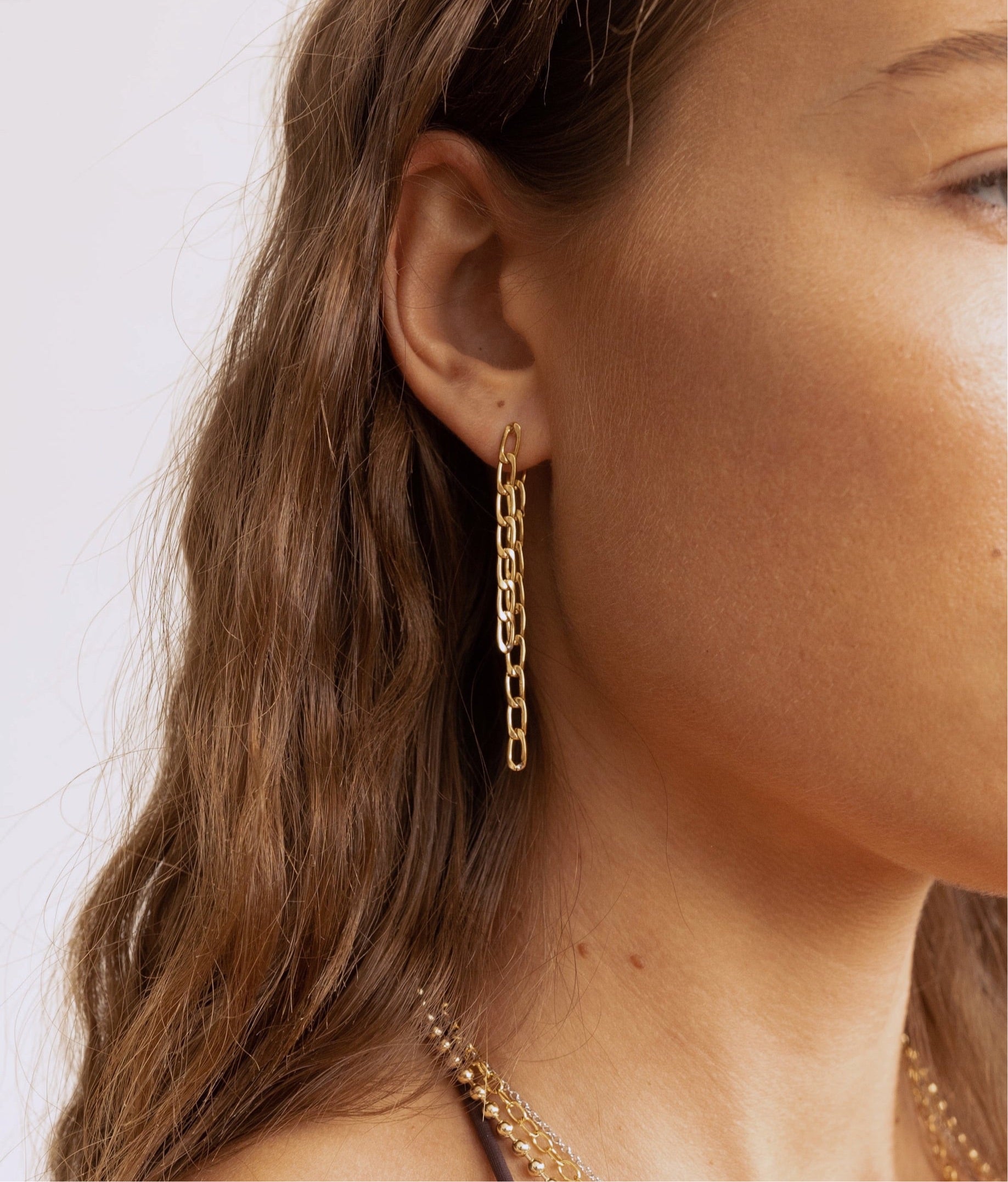 Fígaro Double Chain Earrings featuring a daring double chain design in 18k gold plating, perfect for stylish accessorizing.