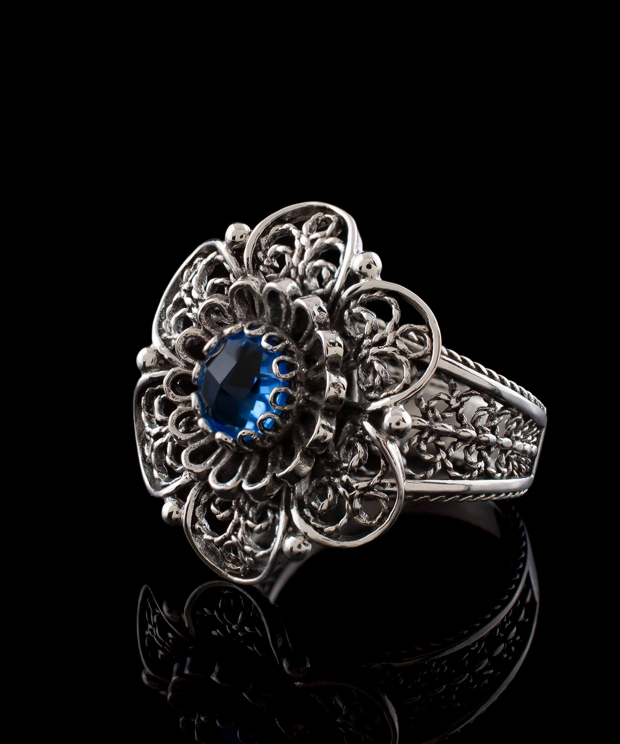 Elegant Filigree Art Blue Quartz Gemstone Women Silver Statement Ring featuring a lace daisy flower design and a sparkling blue quartz centerpiece.