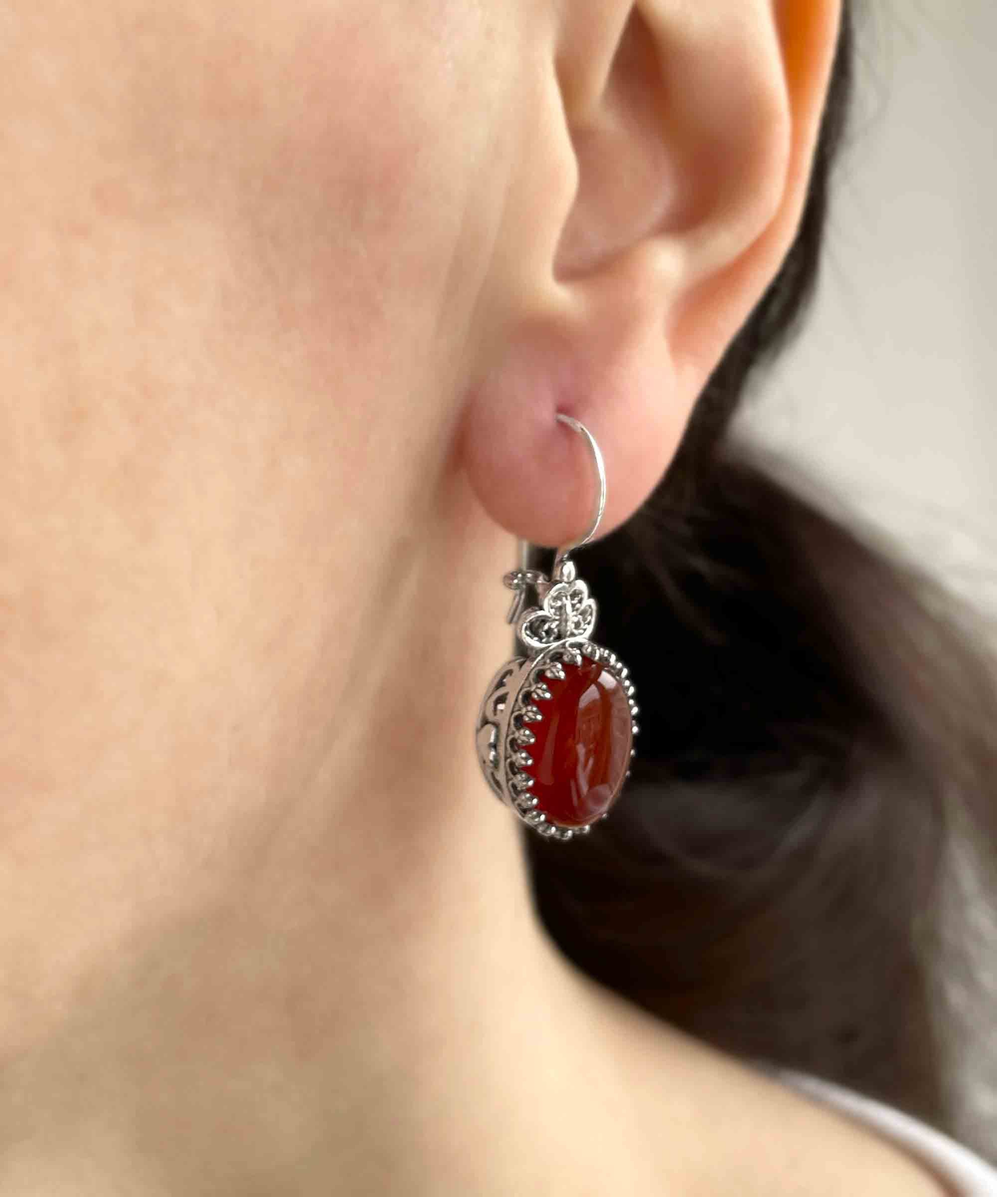 Elegant 925 sterling silver filigree heart earrings featuring a vibrant carnelian gemstone, perfect for women.