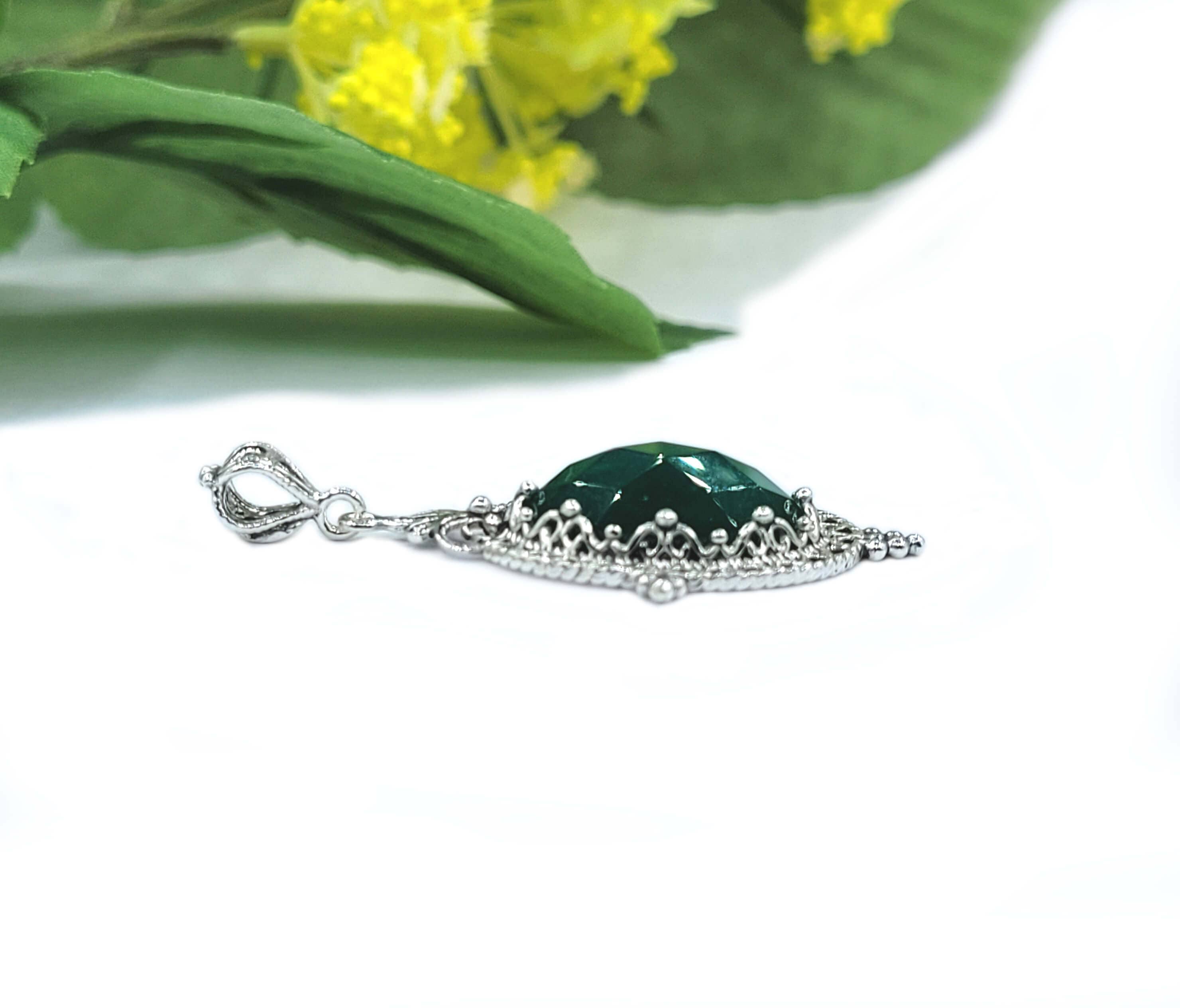 Elegant silver oval pendant necklace featuring a green agate gemstone with intricate filigree design.