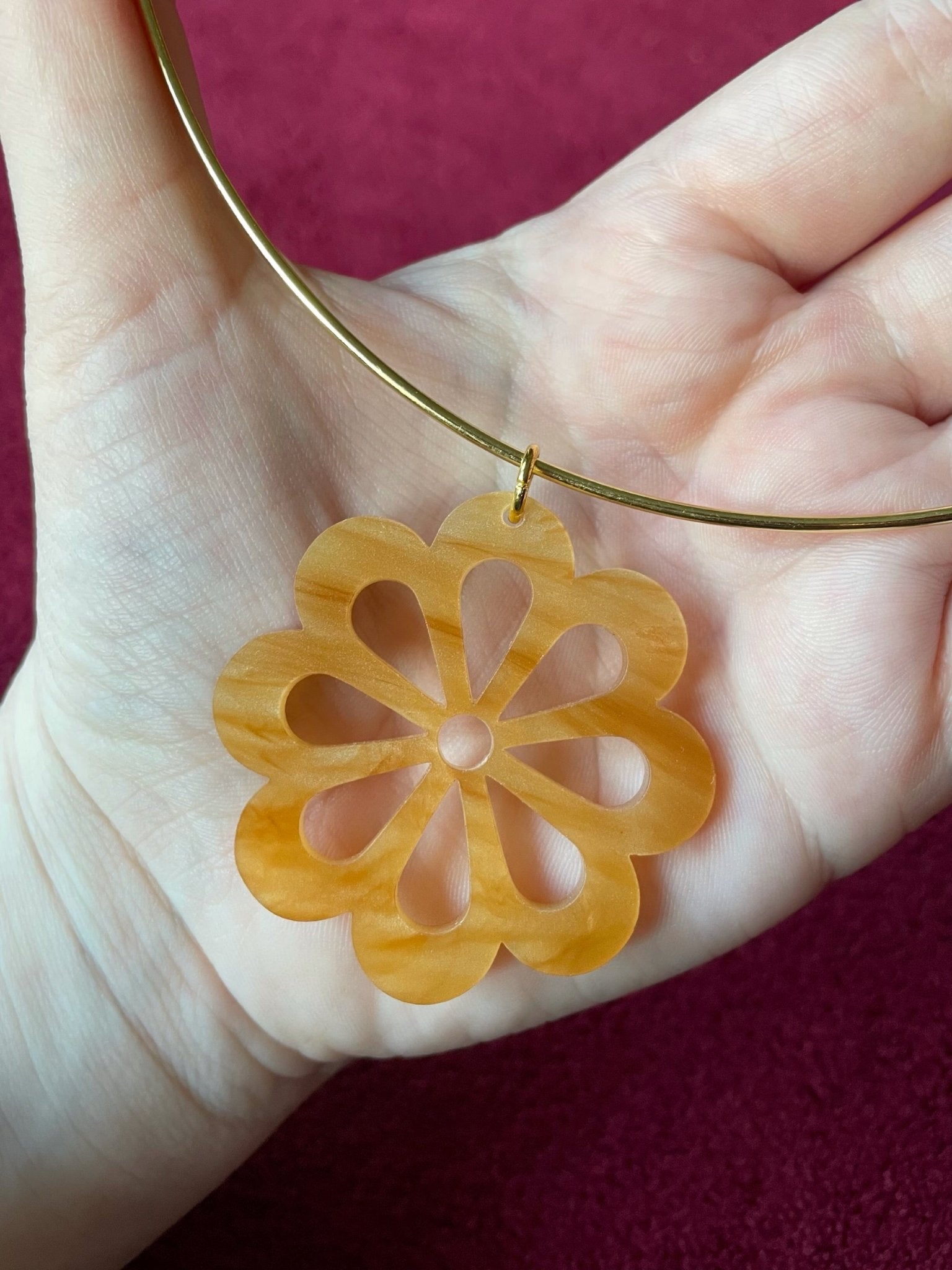 Flora Choker featuring a caramel marble design, 16 inches in diameter, showcasing its stylish 4.4cm width.