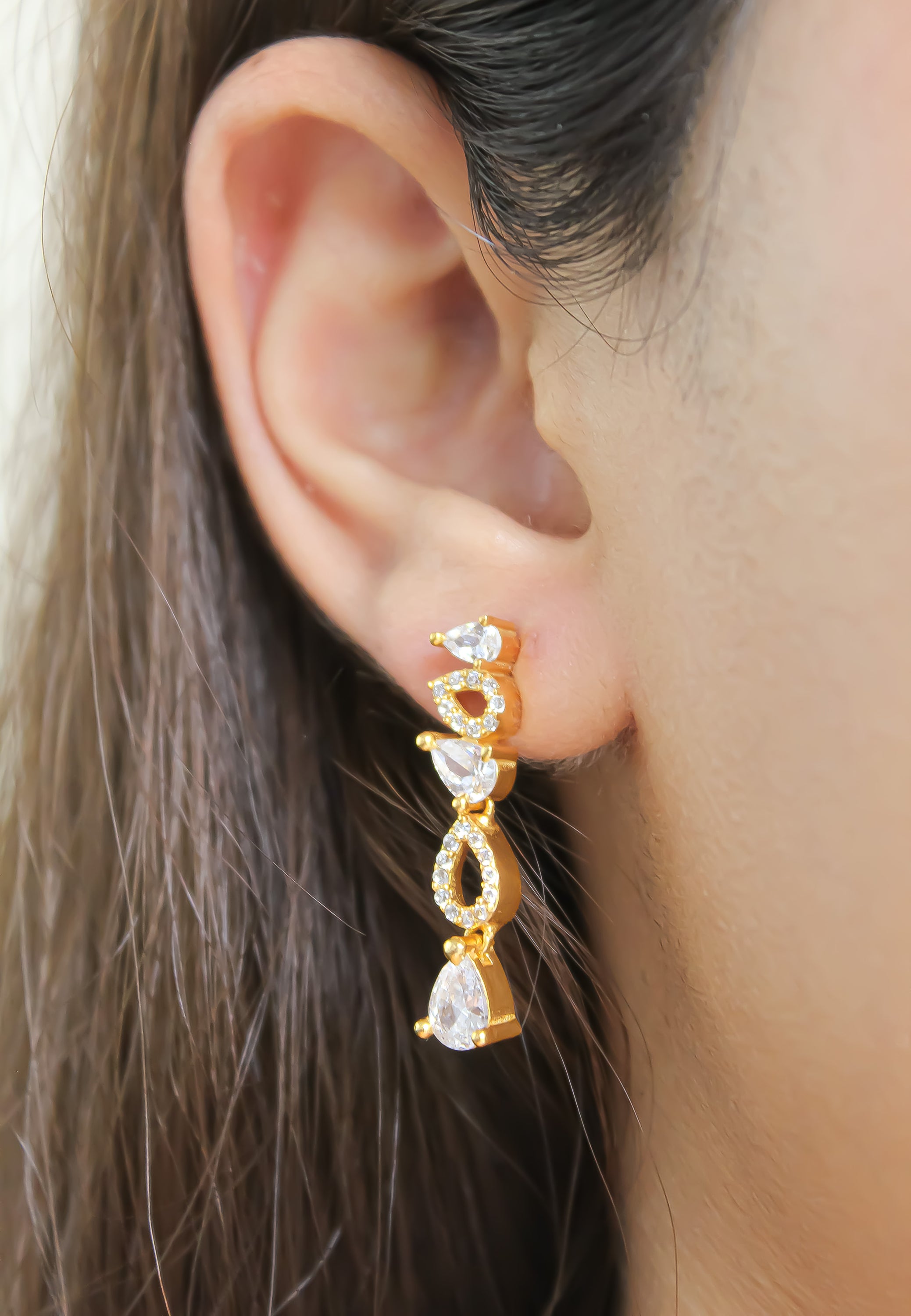 Elegant Florence Earrings featuring 18K gold plating and 21 sparkling zirconia stones, perfect for sensitive ears.