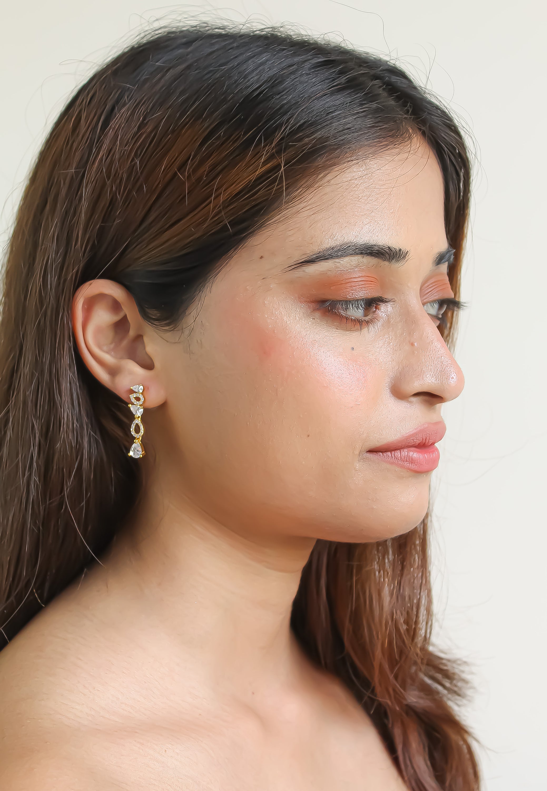 Elegant Florence Earrings featuring 18K gold plating and 21 sparkling zirconia stones, perfect for sensitive ears.