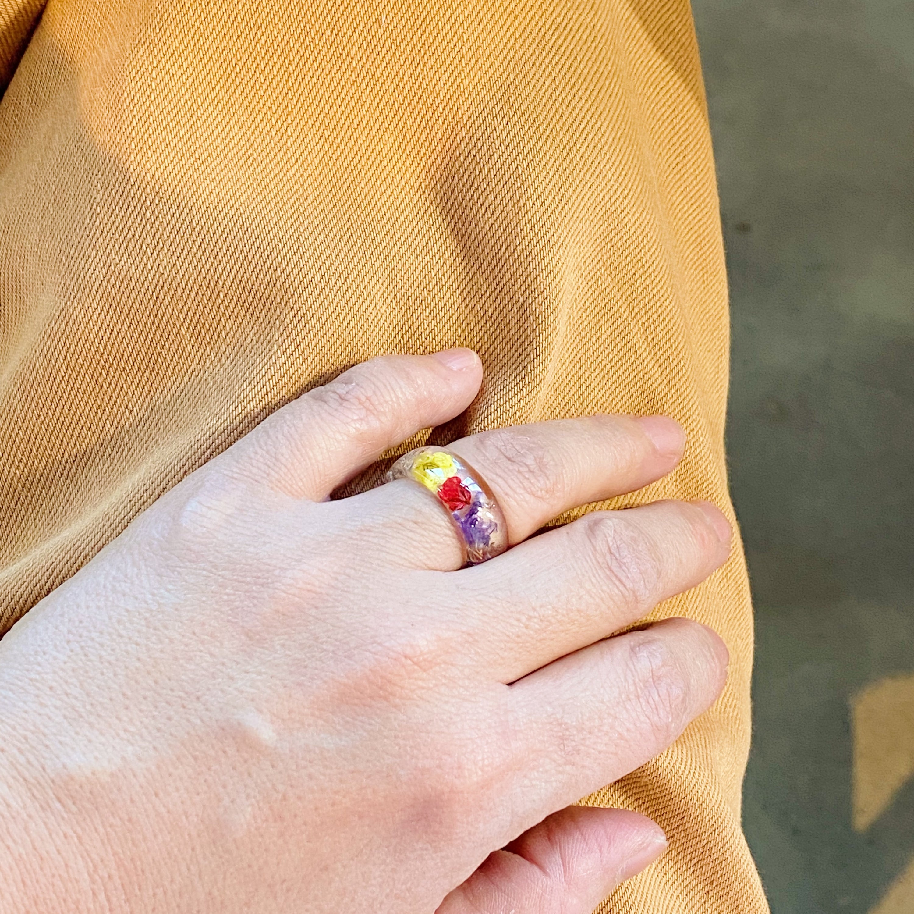 A chic Flower Field Acrylic Ring featuring preserved natural flowers encased in clear acrylic, size 7.