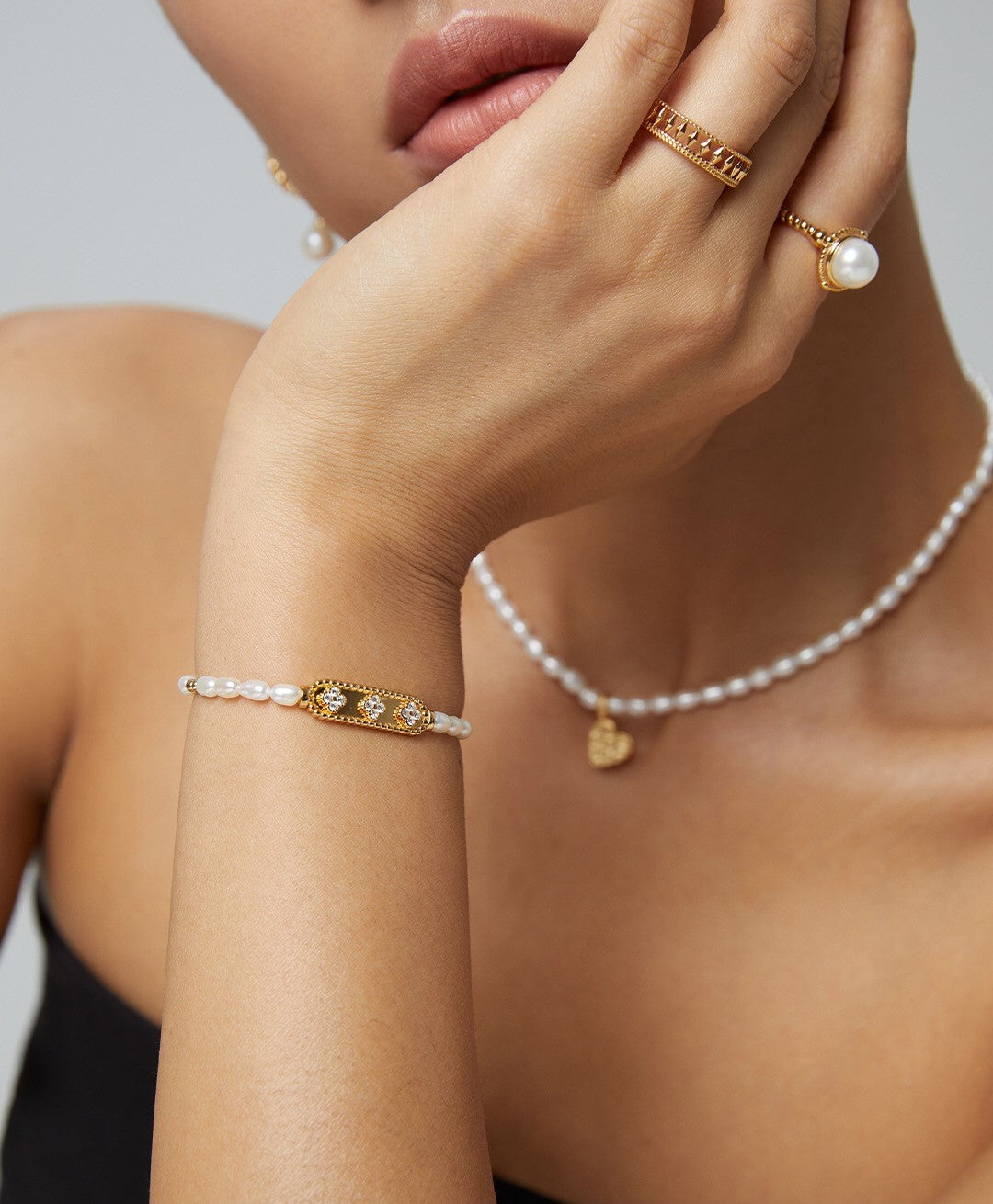 A delicate Flower Zircon Natural Pearl Bracelet featuring natural pearls and zircon stones, elegantly designed with gold vermeil.