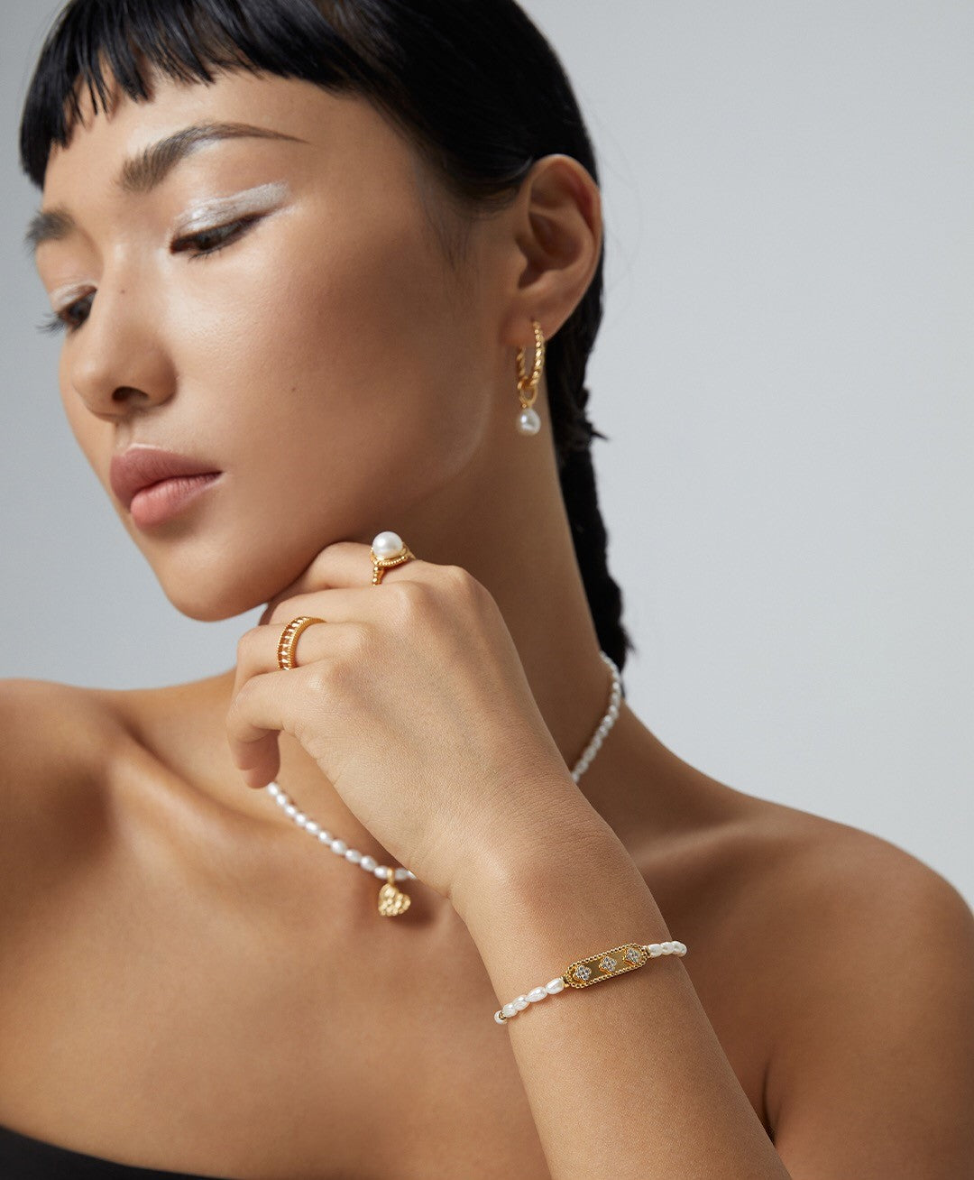 A delicate Flower Zircon Natural Pearl Bracelet featuring natural pearls and zircon stones, elegantly designed with gold vermeil.