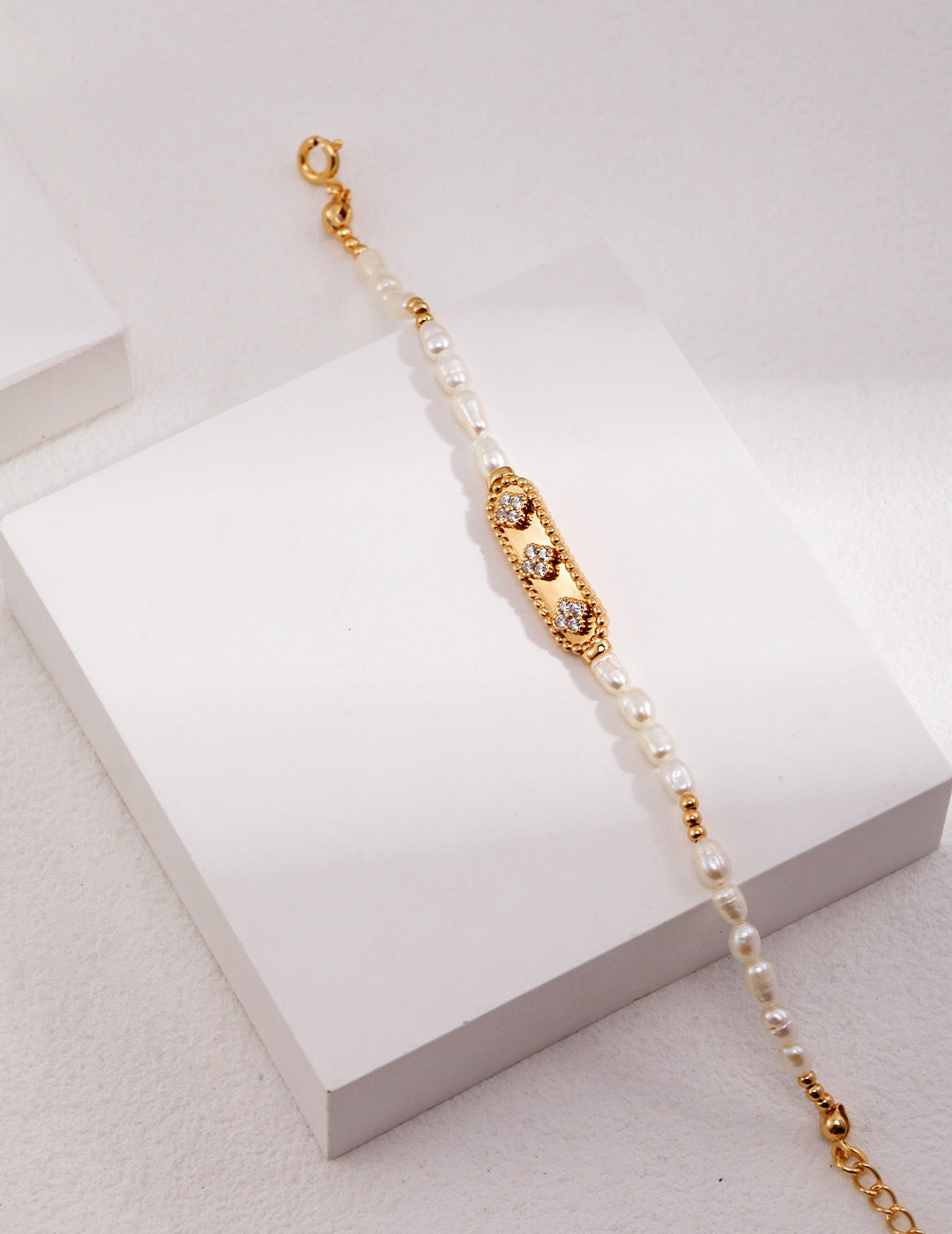 A delicate Flower Zircon Natural Pearl Bracelet featuring natural pearls and zircon stones, elegantly designed with gold vermeil.