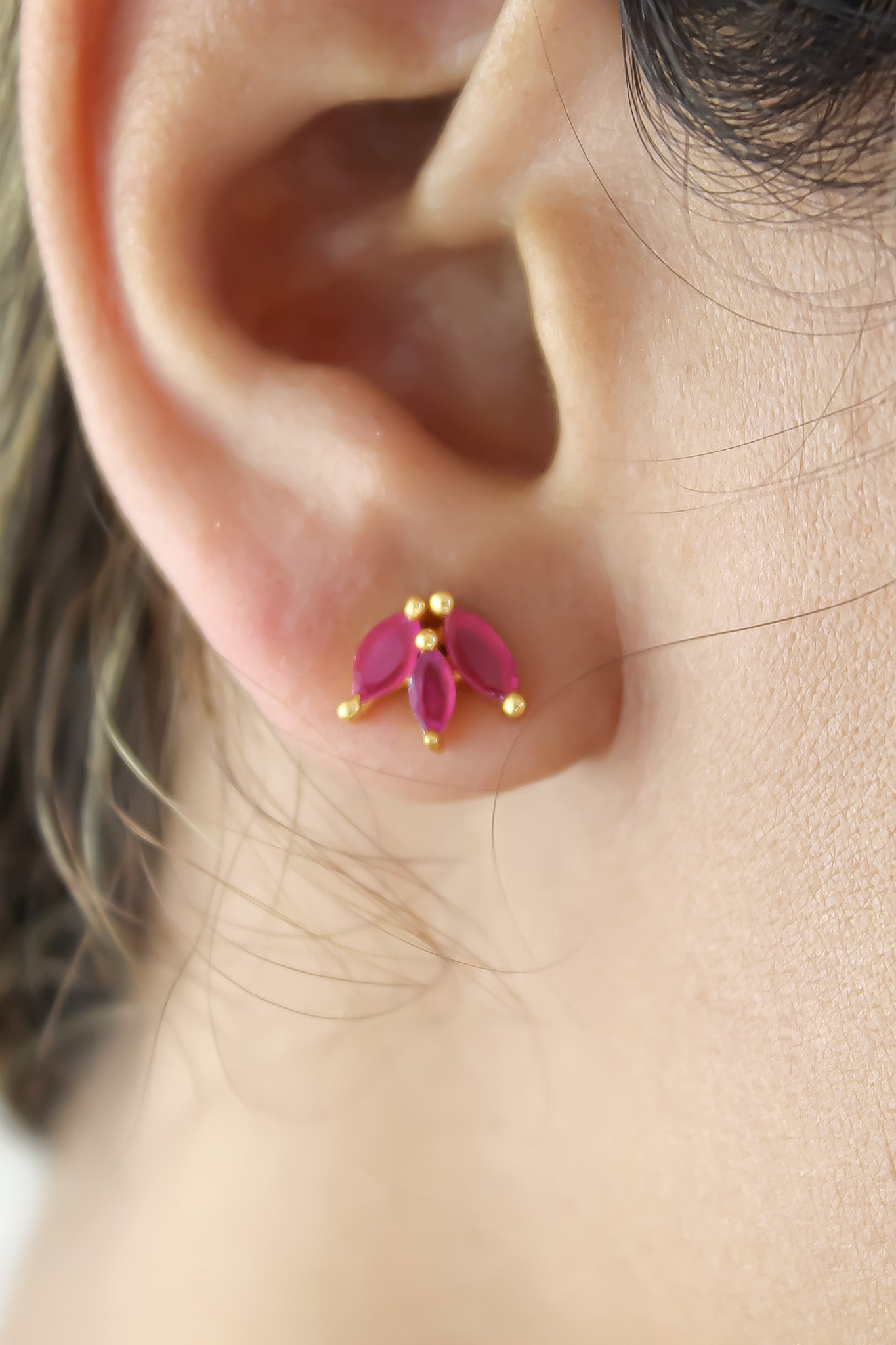 Elegant Fontana Earrings featuring 18K gold plating and three marquise-cut zirconia stones, perfect for sensitive ears.