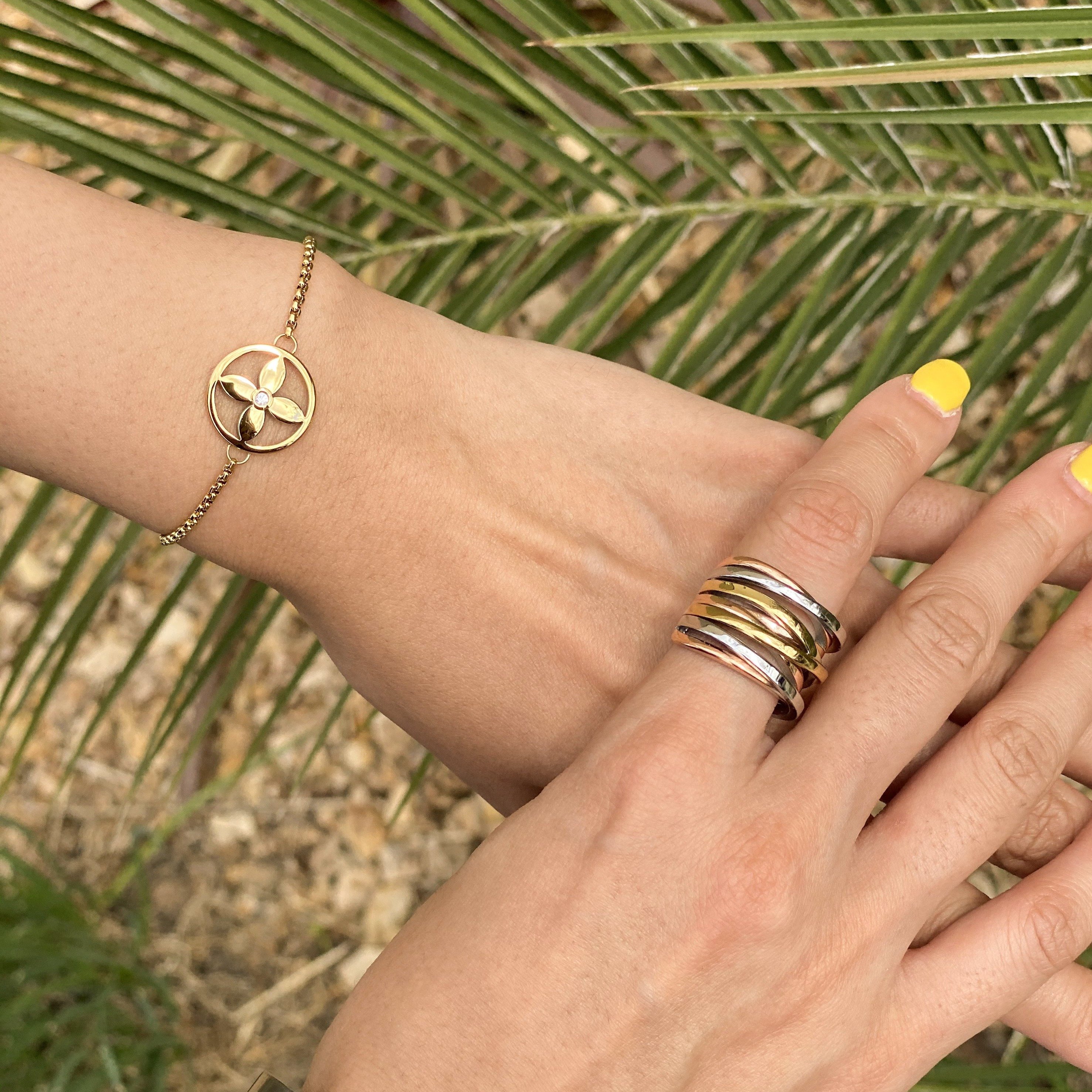 A stylish Four-Leaf Clover Beaded Bracelet made of stainless steel with gold plating, featuring a four-leaf clover charm.