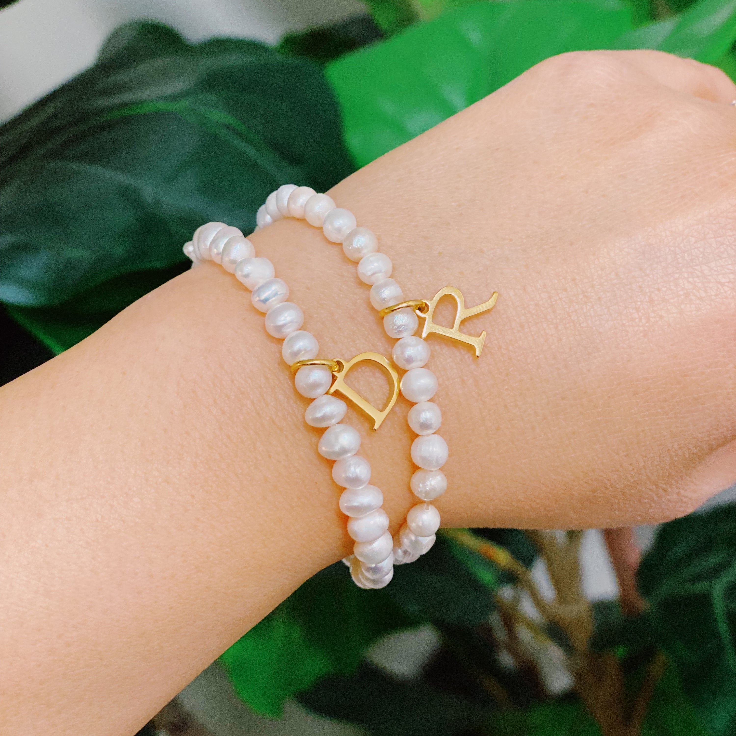 A stylish Freshwater Pearl Initial Charm Bracelet featuring genuine pearls and an 18k gold plated initial charm, perfect for personalized elegance.