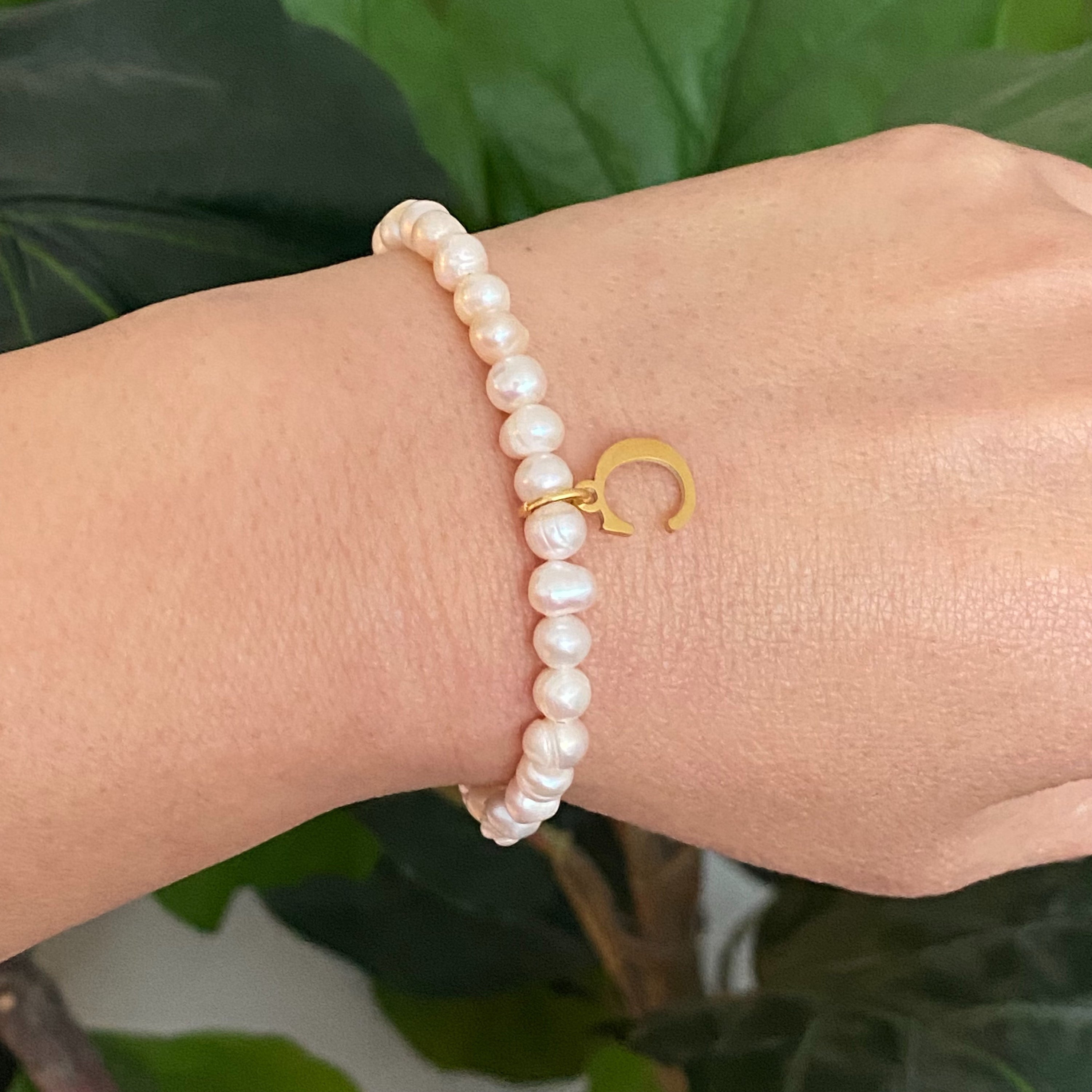 A stylish Freshwater Pearl Initial Charm Bracelet featuring genuine pearls and an 18k gold plated initial charm, perfect for personalized elegance.