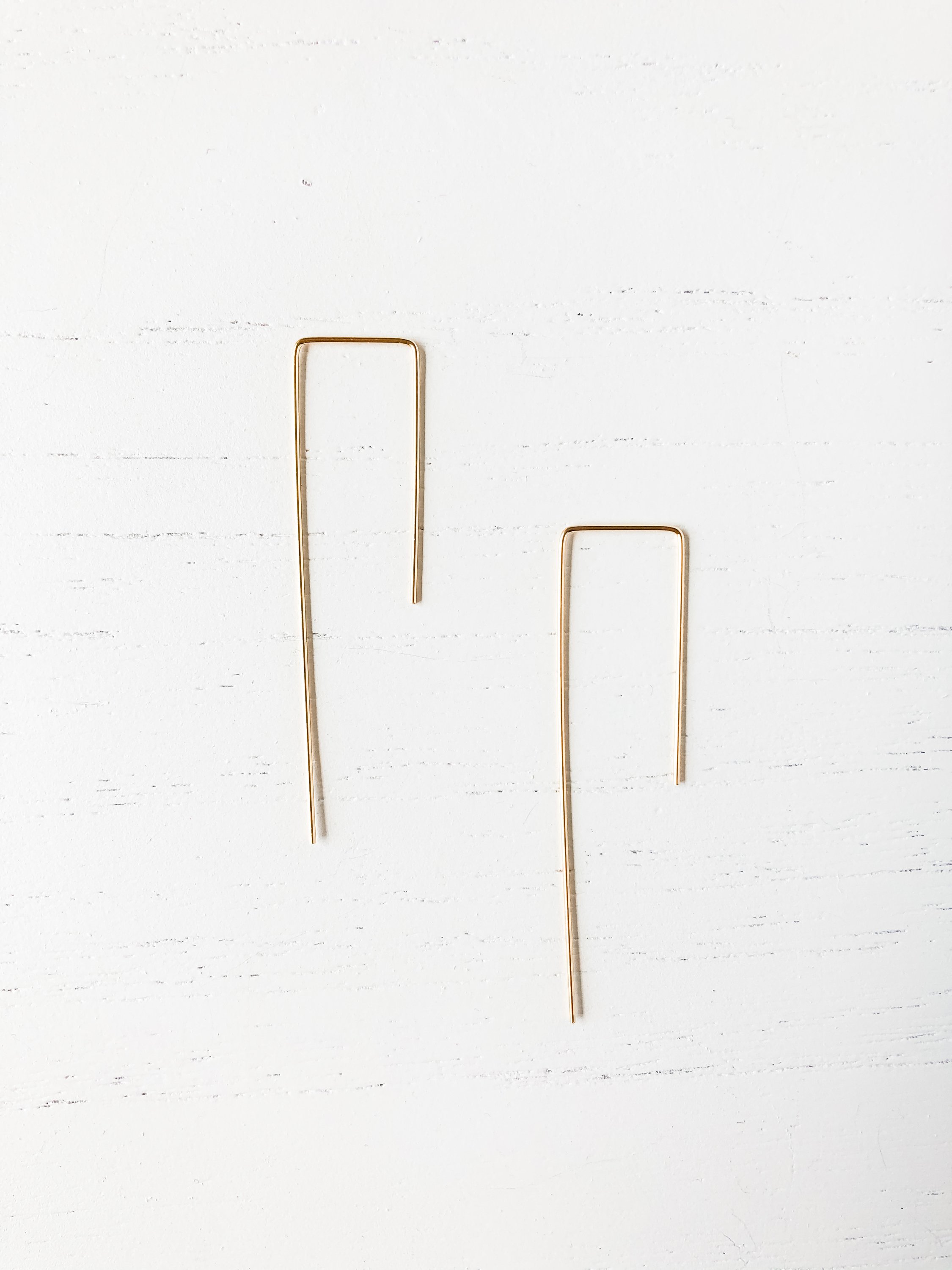 Geometric rectangle hooks made of nickel-free brass, showcasing a modern design suitable for home decor.