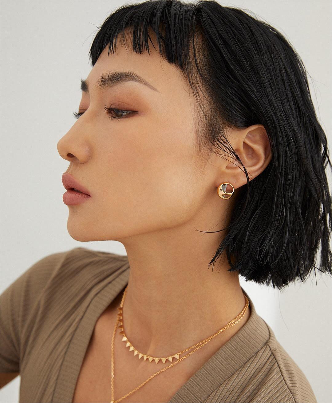 A stylish Geometric Triangle Choker Necklace made of gold vermeil, featuring a geometric triangle pendant on an adjustable chain.