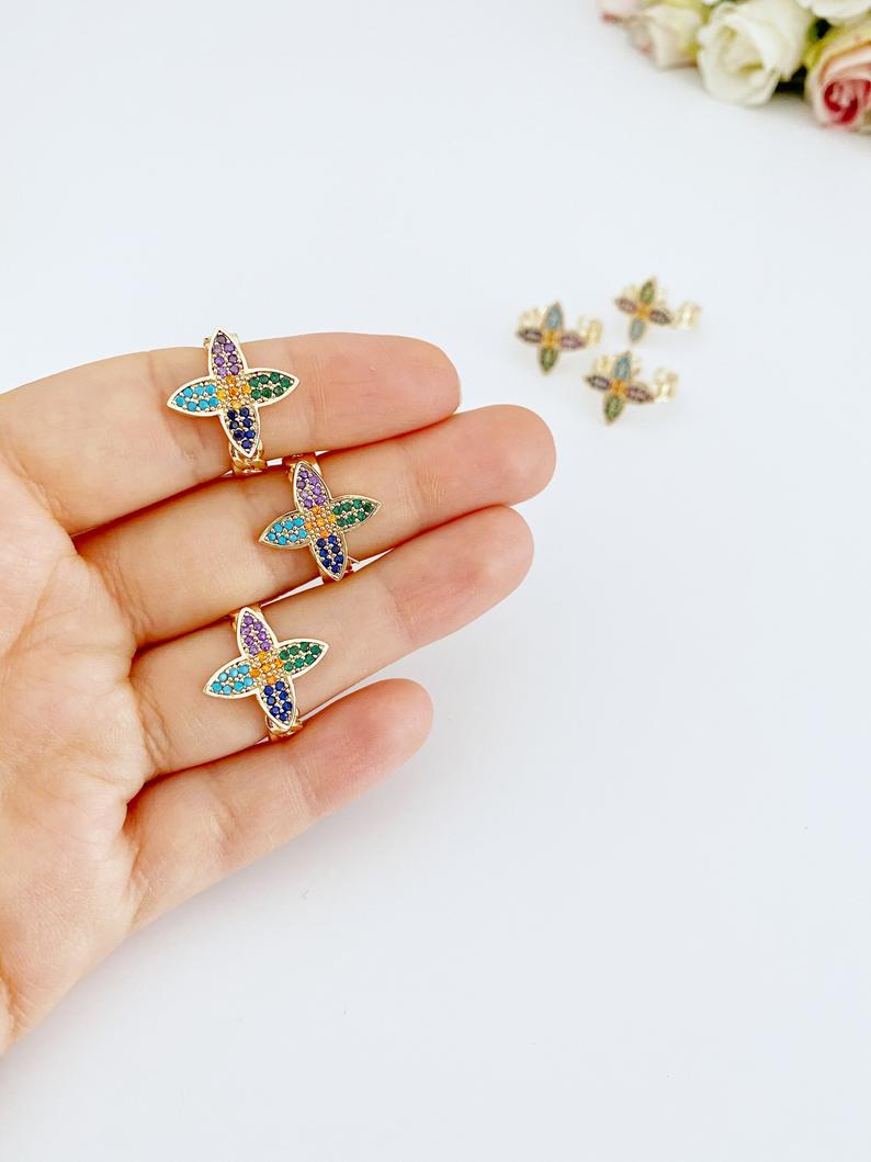 Gold Daisy Ring featuring a rainbow zircon clover charm, adjustable design for all sizes, perfect for stacking and everyday wear.