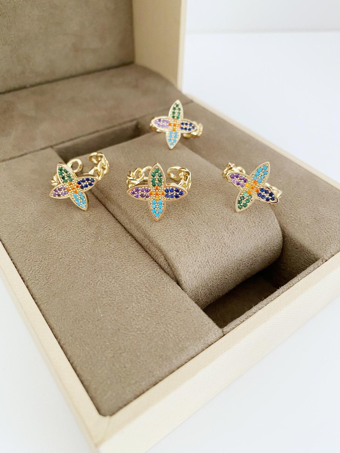 Gold Daisy Ring featuring a rainbow zircon clover charm, adjustable design for all sizes, perfect for stacking and everyday wear.