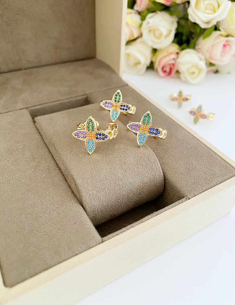 Gold Daisy Ring featuring a rainbow zircon clover charm, adjustable design for all sizes, perfect for stacking and everyday wear.