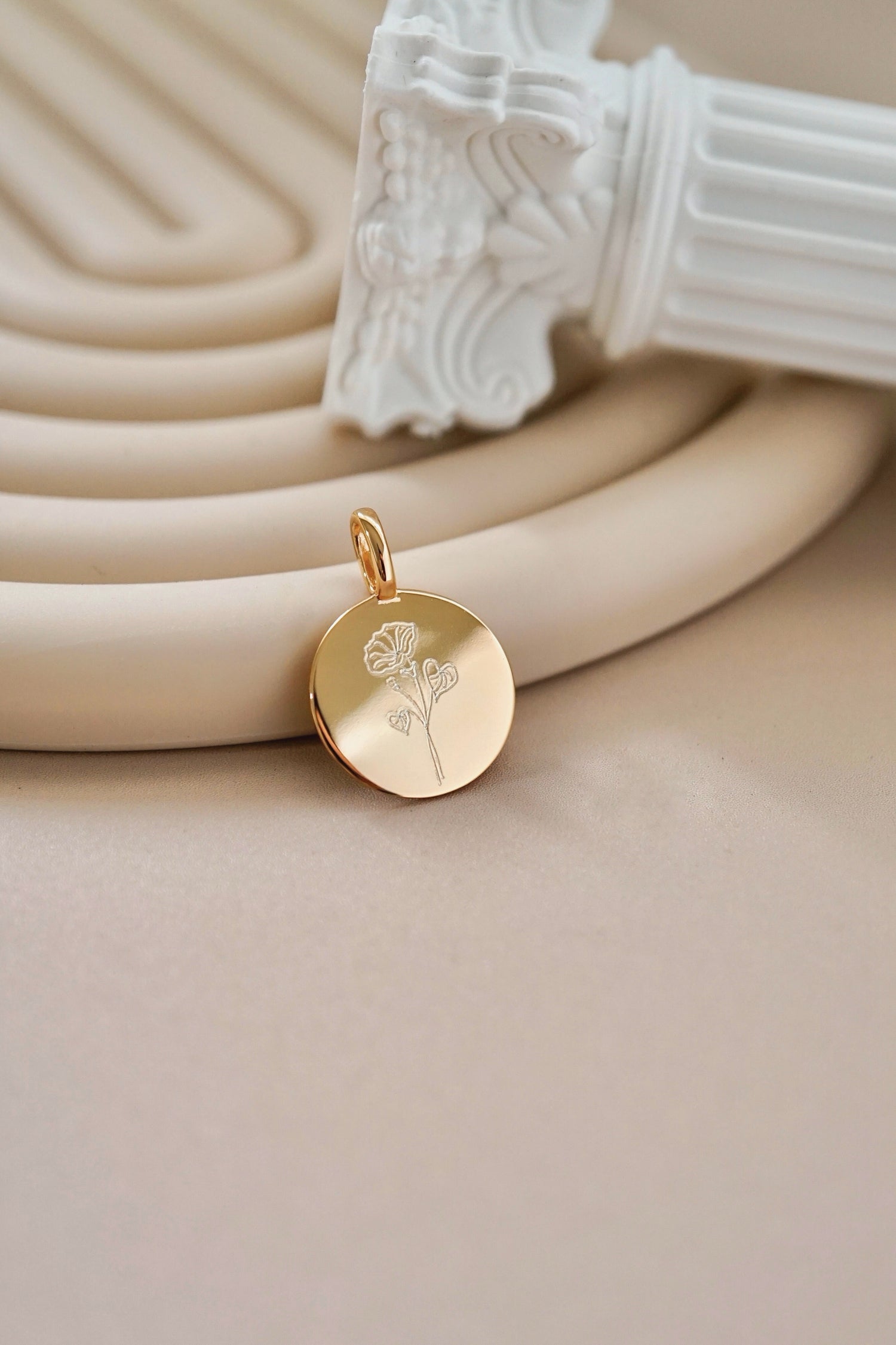 Gold Elegance Pendant Necklace with personalized engraving options, showcasing a minimalist and elegant design.