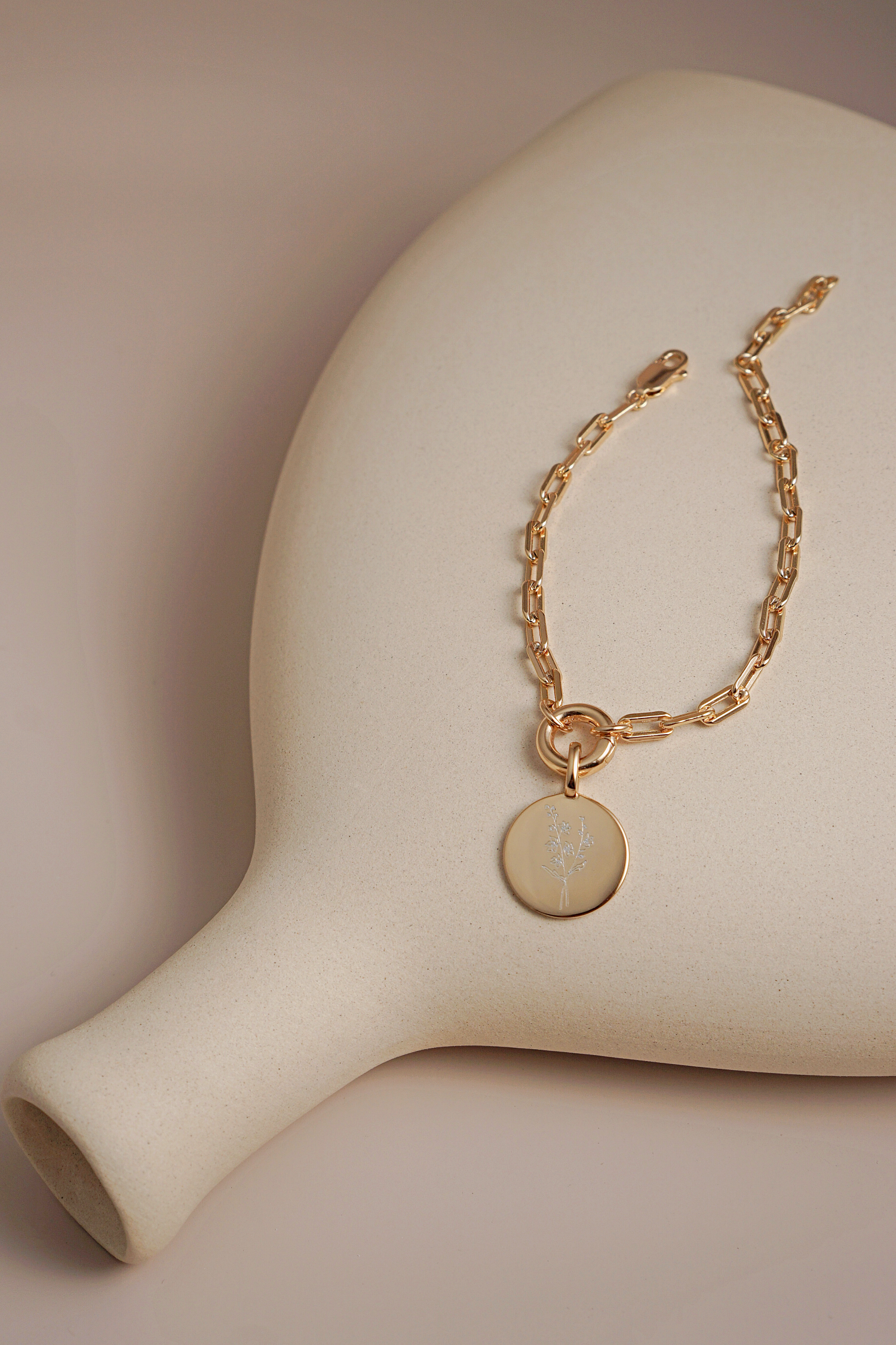 Gold Elegance Pendant Necklace with personalized engraving options, showcasing a minimalist and elegant design.