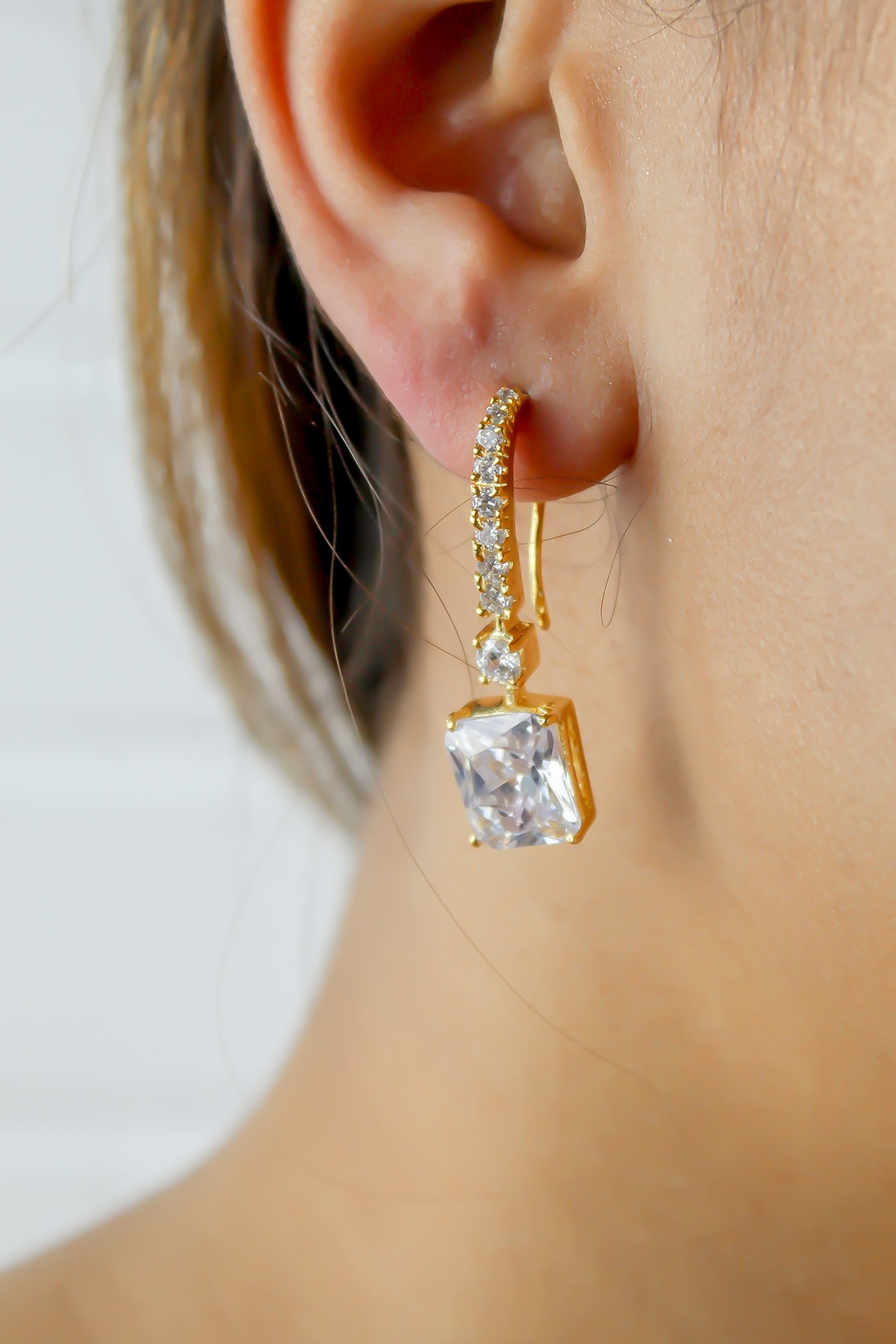 Elegant Golden Benares Earrings, 18K gold plated with sparkling Zircons, perfect for any occasion.