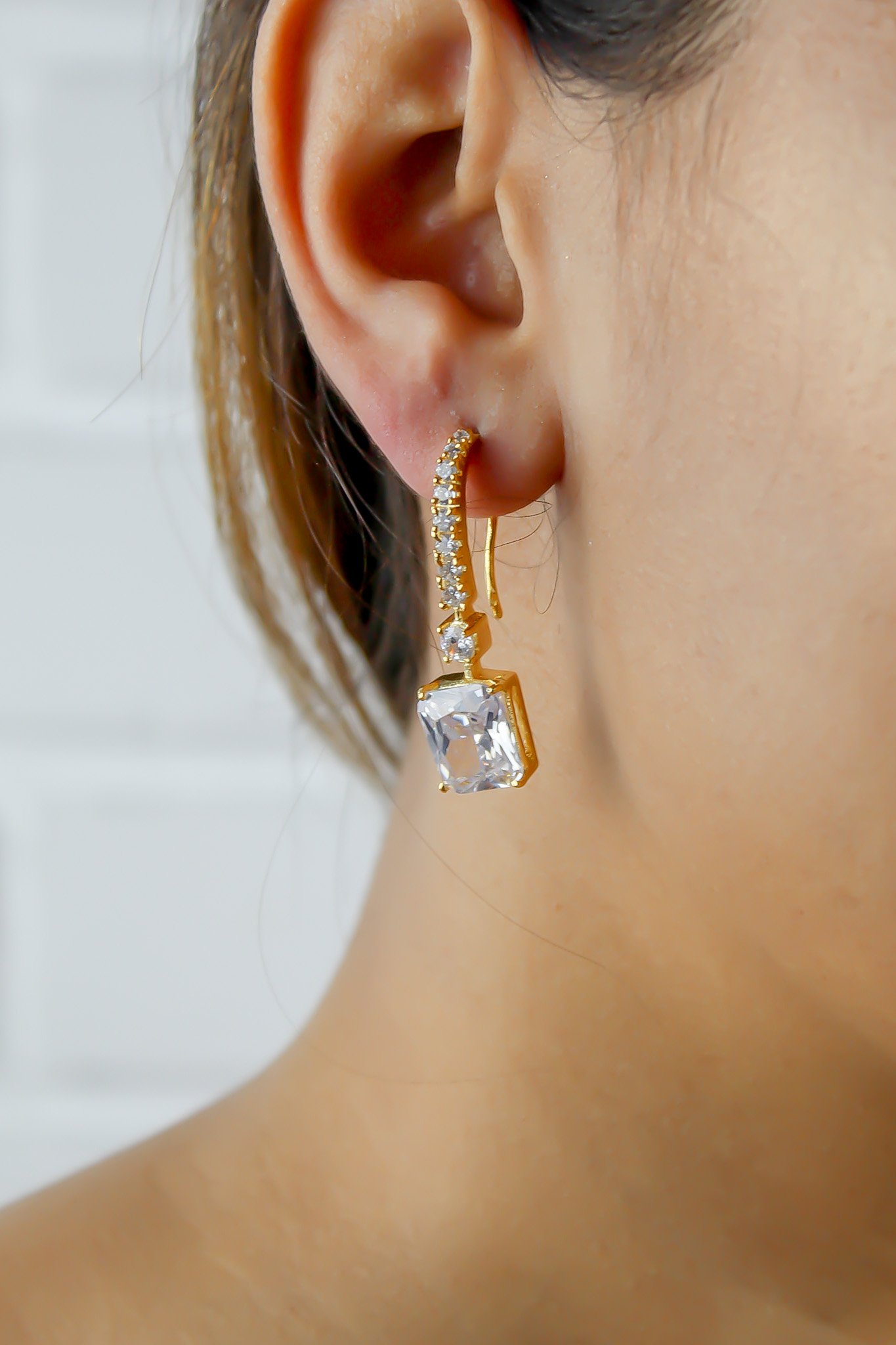 Elegant Golden Benares Earrings, 18K gold plated with sparkling Zircons, perfect for any occasion.