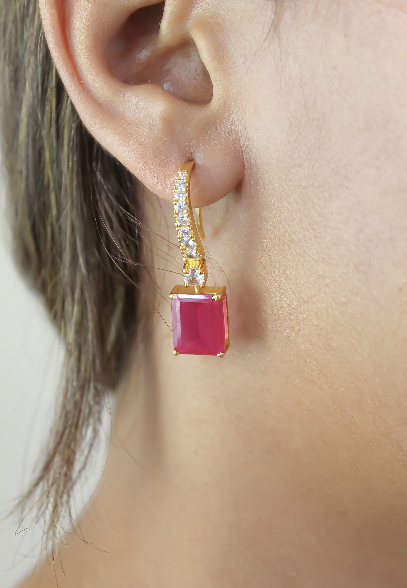 Elegant Golden Benares Earrings, 18K gold plated with sparkling Zircons, perfect for any occasion.