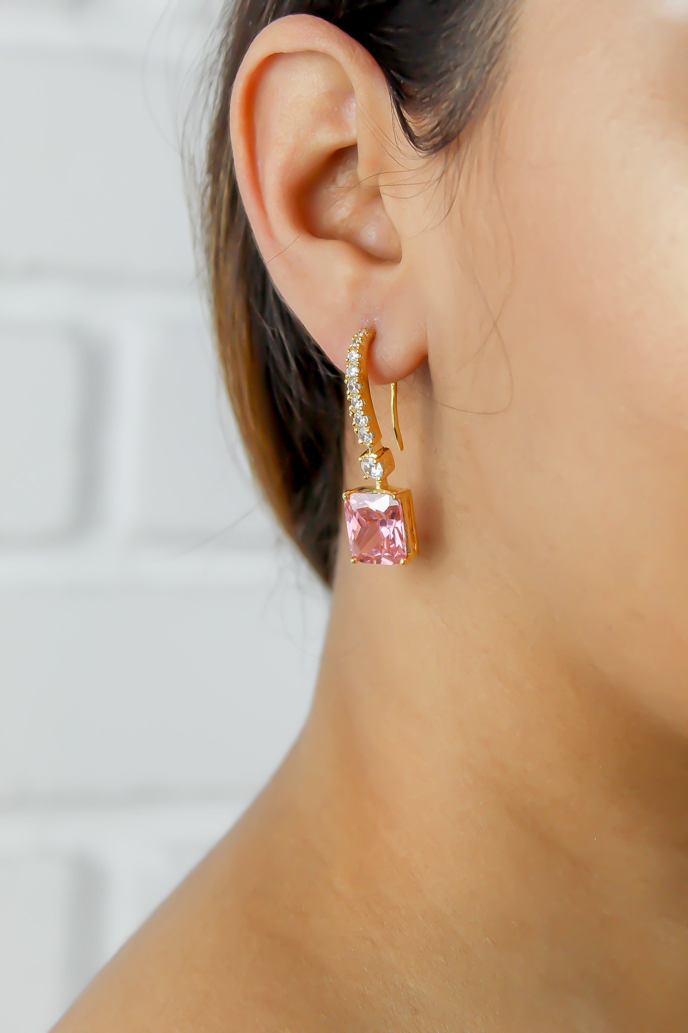 Elegant Golden Benares Earrings, 18K gold plated with sparkling Zircons, perfect for any occasion.