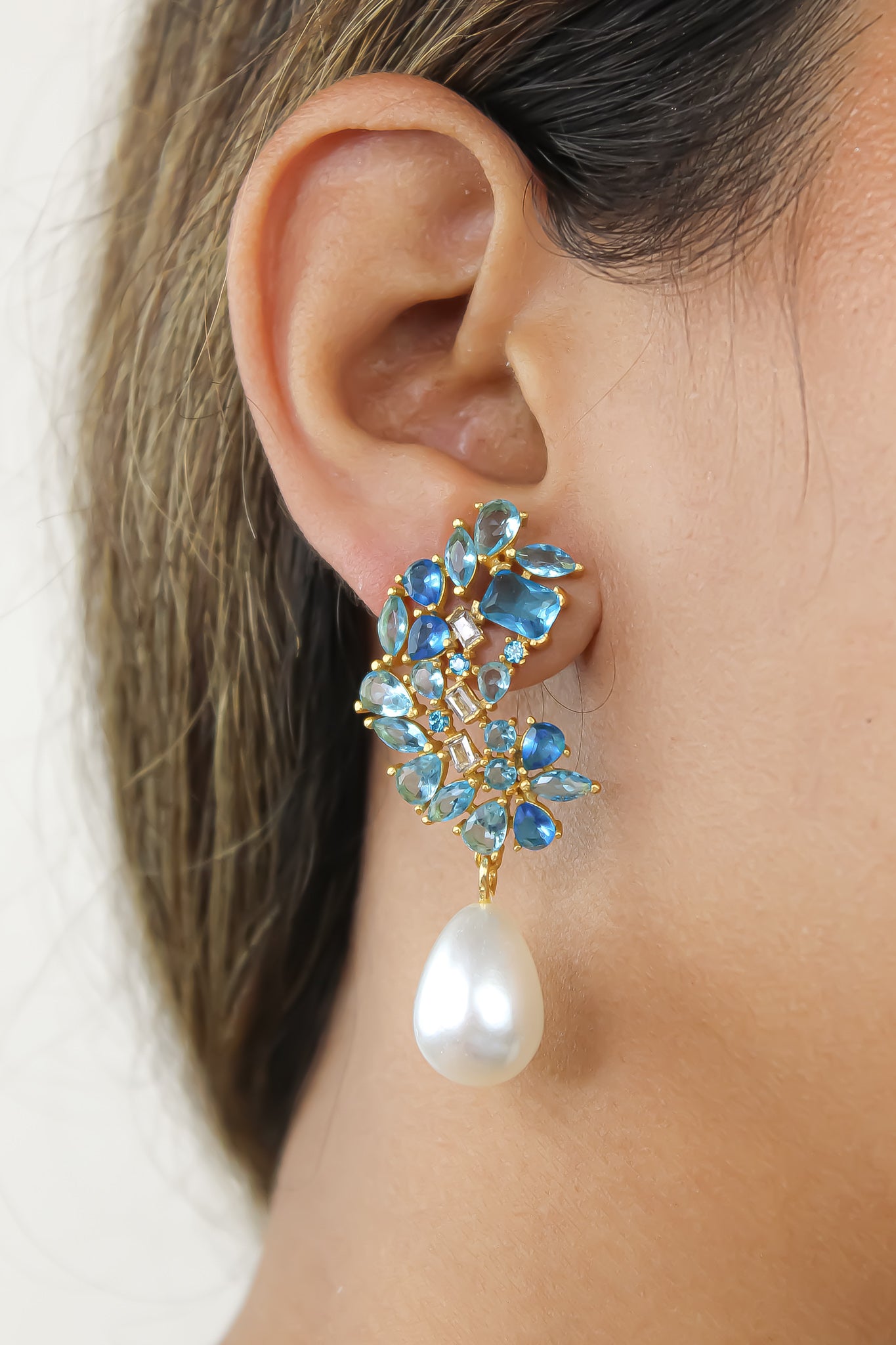 Elegant Golden Frosty Pearl Earrings featuring zirconia stones and a shiny resin pearl, perfect for pierced ears.