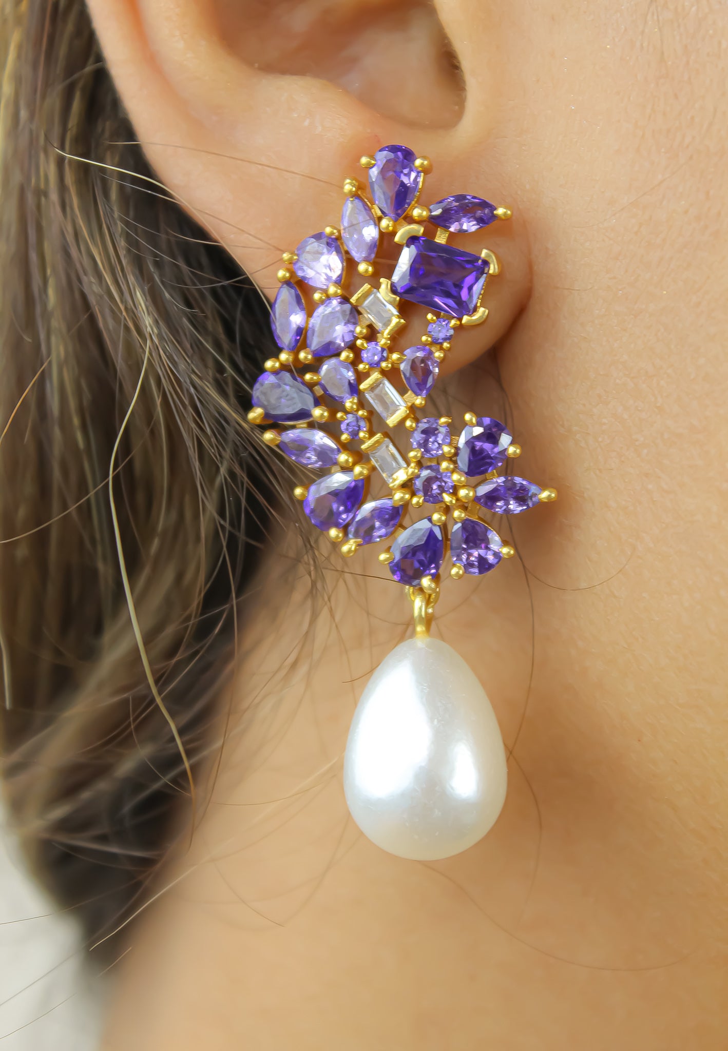 Elegant Golden Frosty Pearl Earrings featuring zirconia stones and a shiny resin pearl, perfect for pierced ears.