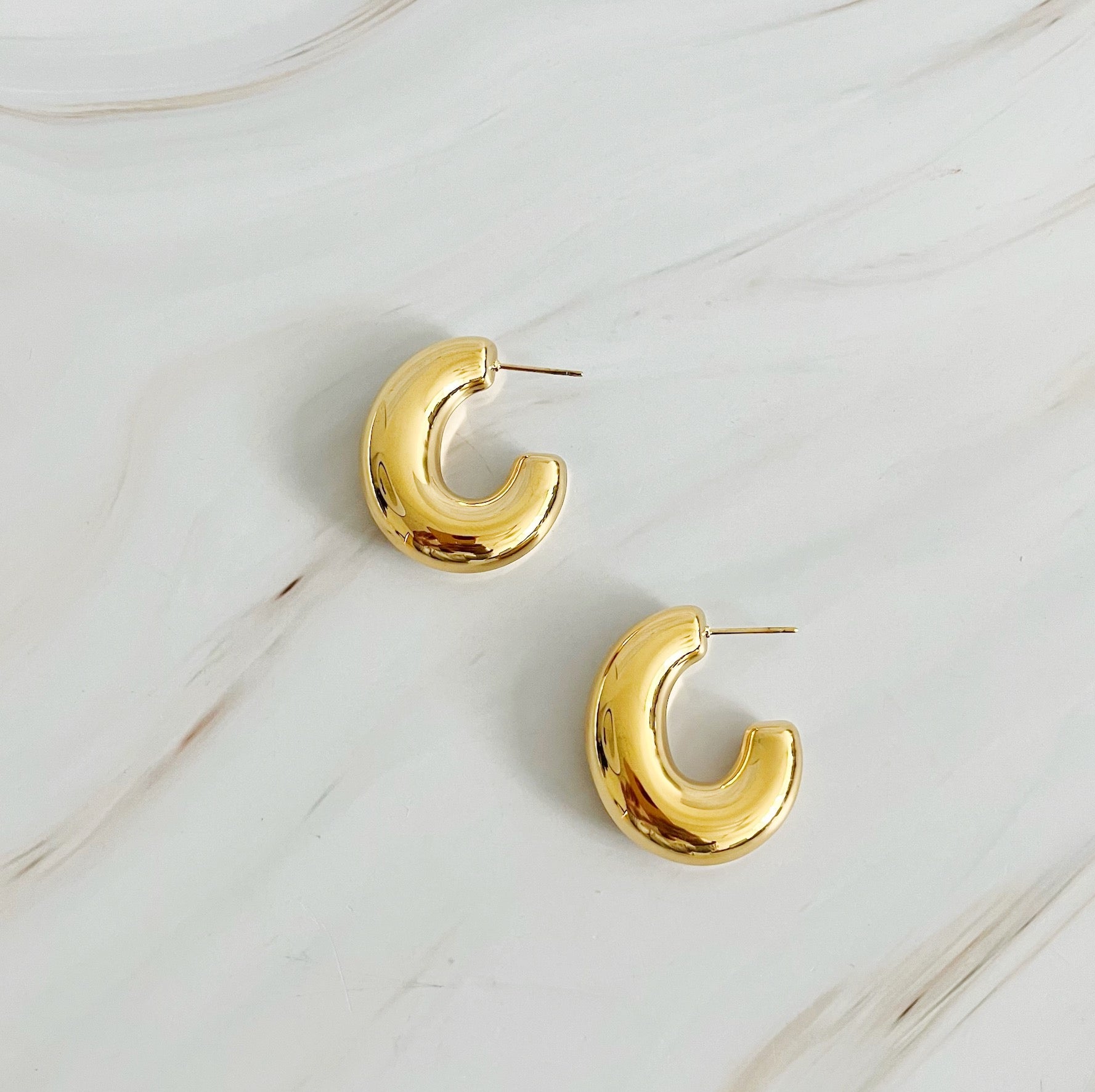 Elegant Golden Object Oval Hoop Earrings in a modern design, crafted from 18k gold plated stainless steel.