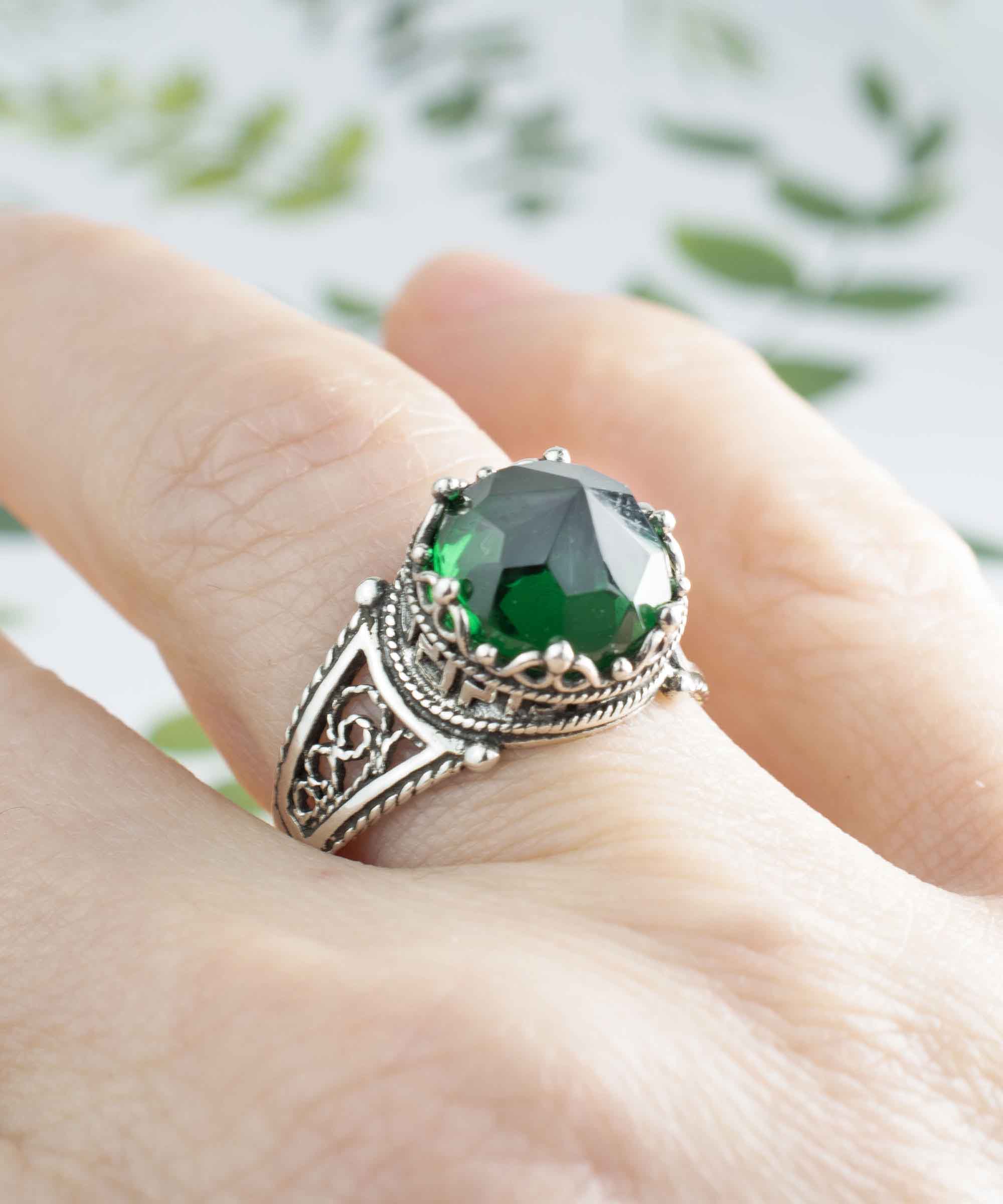 Elegant Greek Key Pattern Filigree Art Silver Cocktail Ring featuring a vibrant peridot gemstone, beautifully crafted in 925 sterling silver.