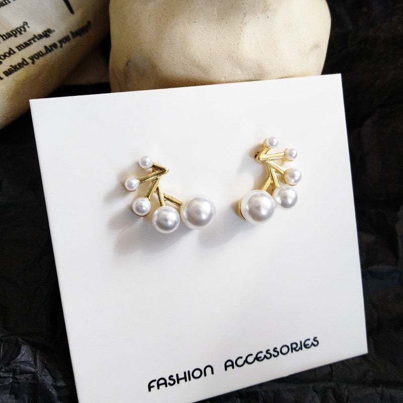 Growing Pearls Ear Stud featuring alloy and artificial pearls, measuring 3cm in length, showcasing a modern and elegant design.