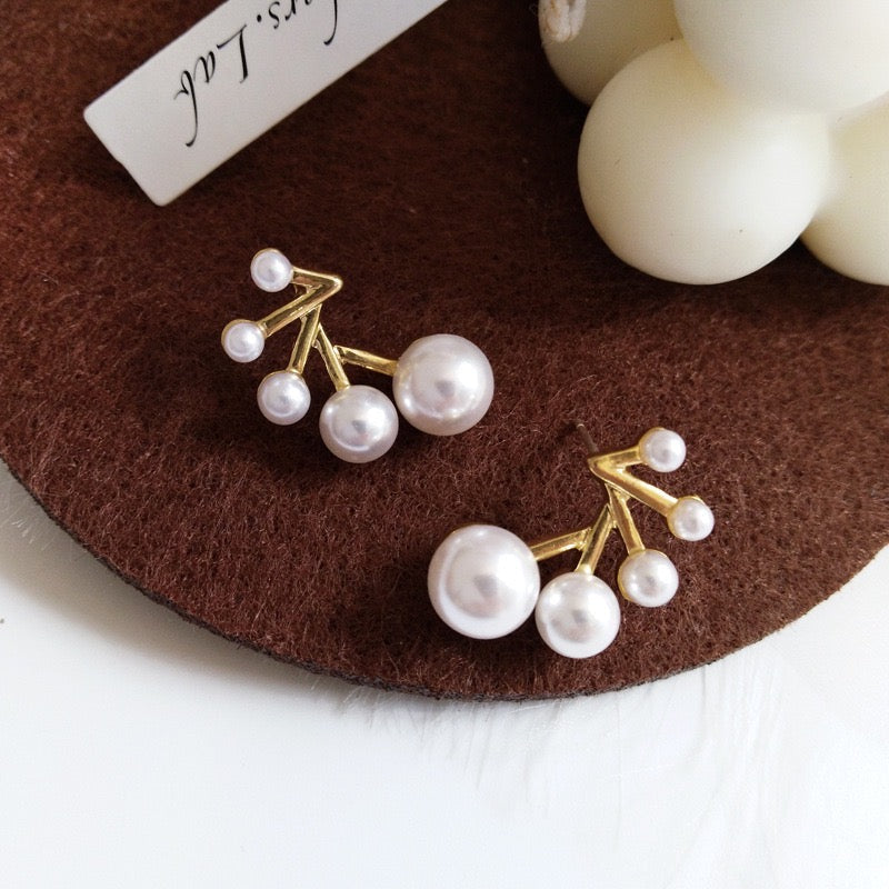 Growing Pearls Ear Stud featuring alloy and artificial pearls, measuring 3cm in length, showcasing a modern and elegant design.