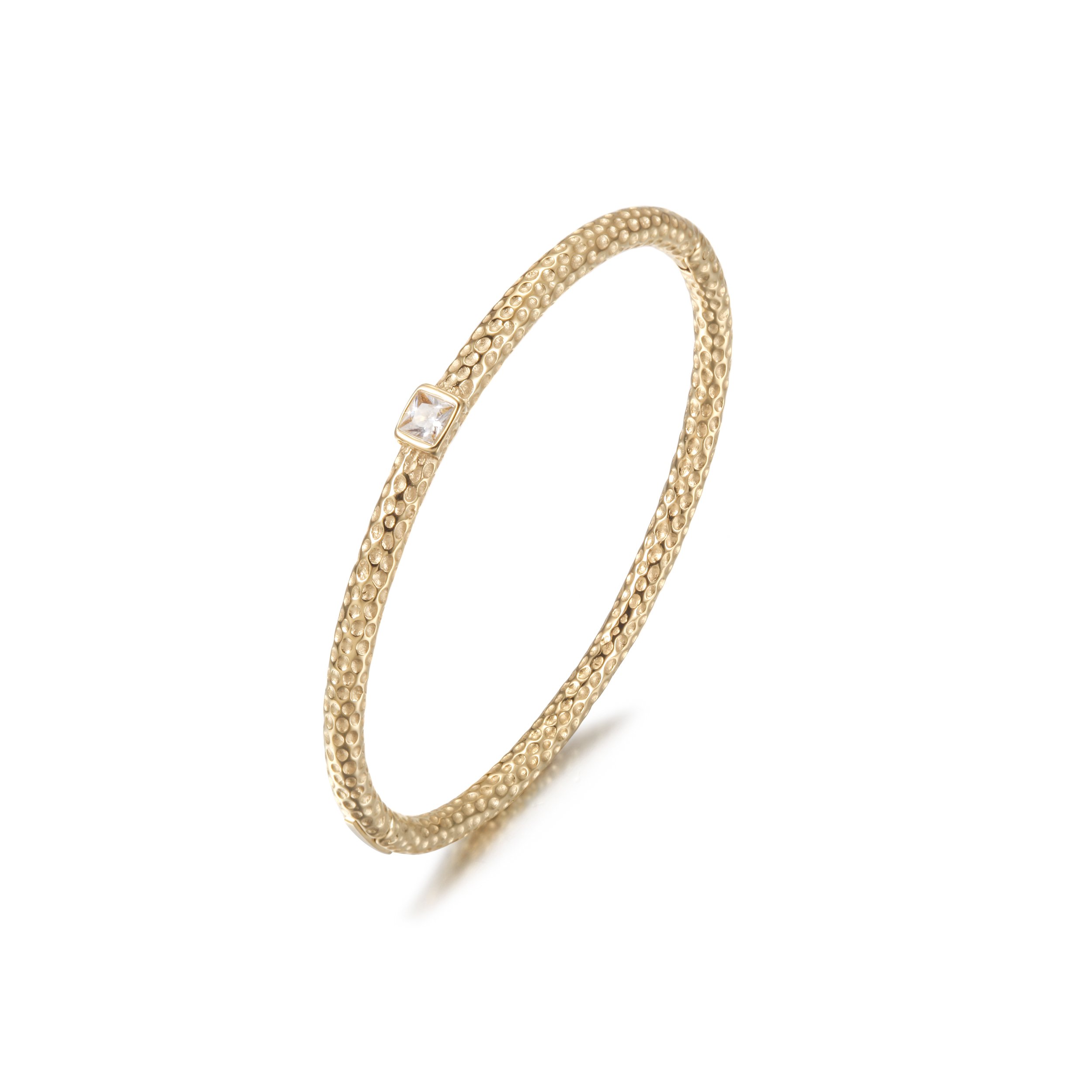 Hammered stacking bangle bracelet made of stainless steel with gold plating, showcasing a unique hammered texture.