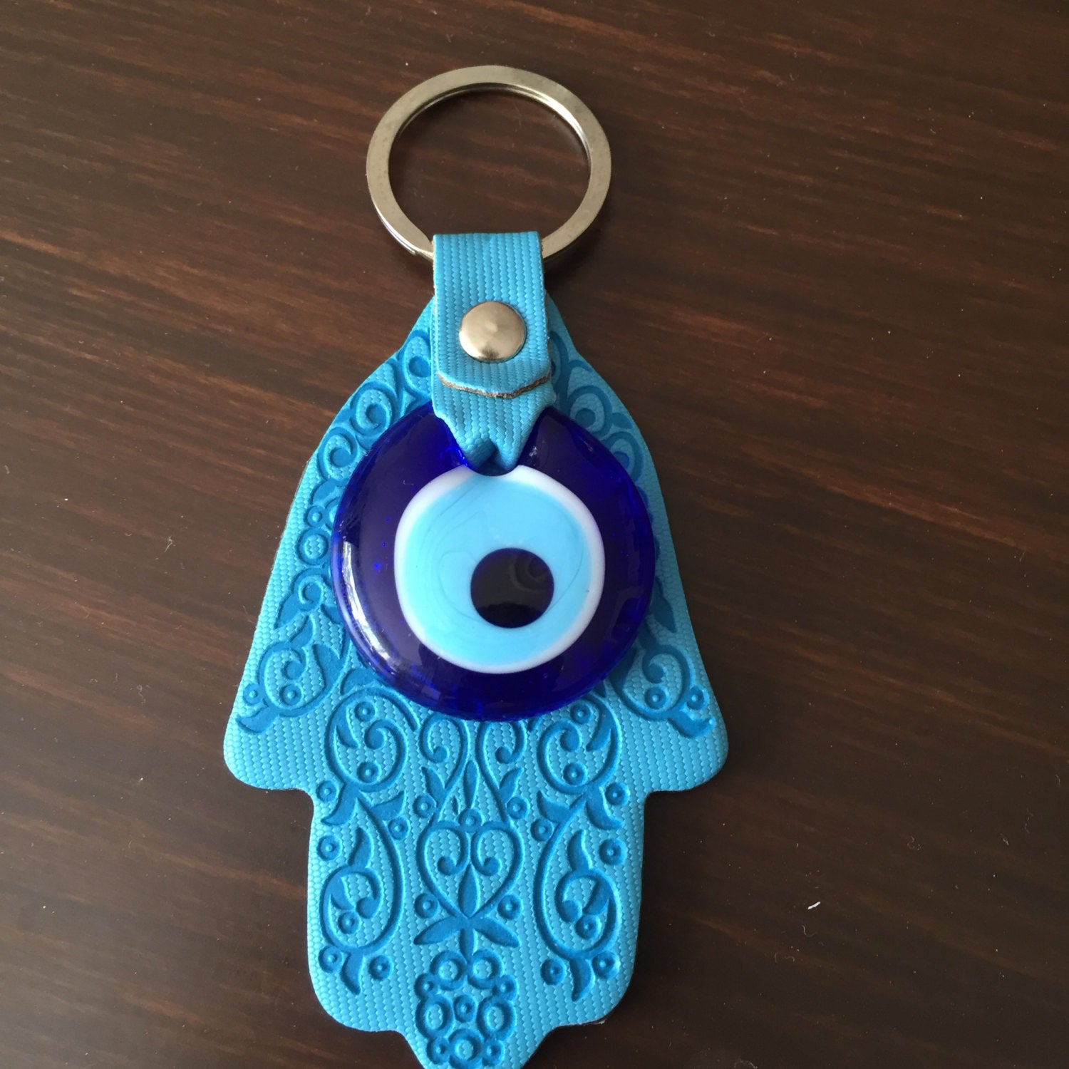 A beautifully designed Hamsa evil eye keychain featuring a Greek nazar bead, symbolizing protection and luck.