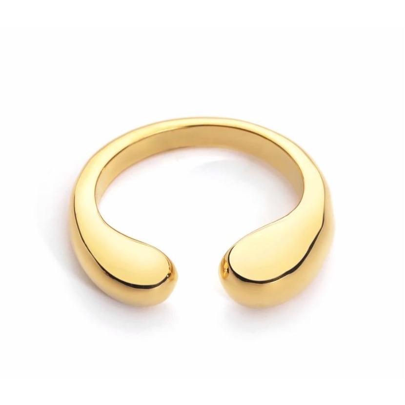 Elegant Havana Ring featuring 18k gold plating over stainless steel, designed for durability and style.