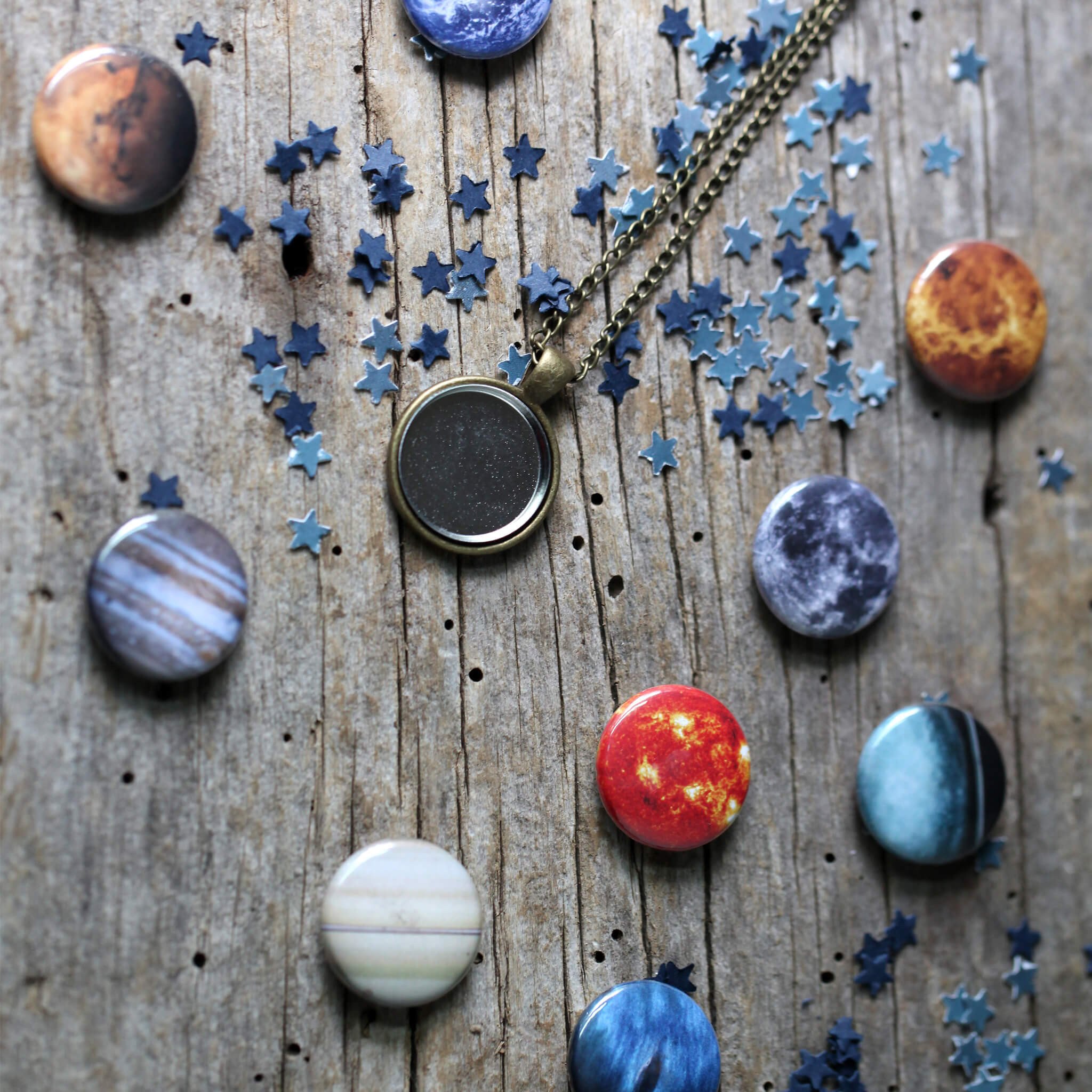 Interchangeable Solar System Necklace featuring 8 planets, the Moon, and the Sun on a silver or bronze chain, showcasing a unique travel jewelry design.