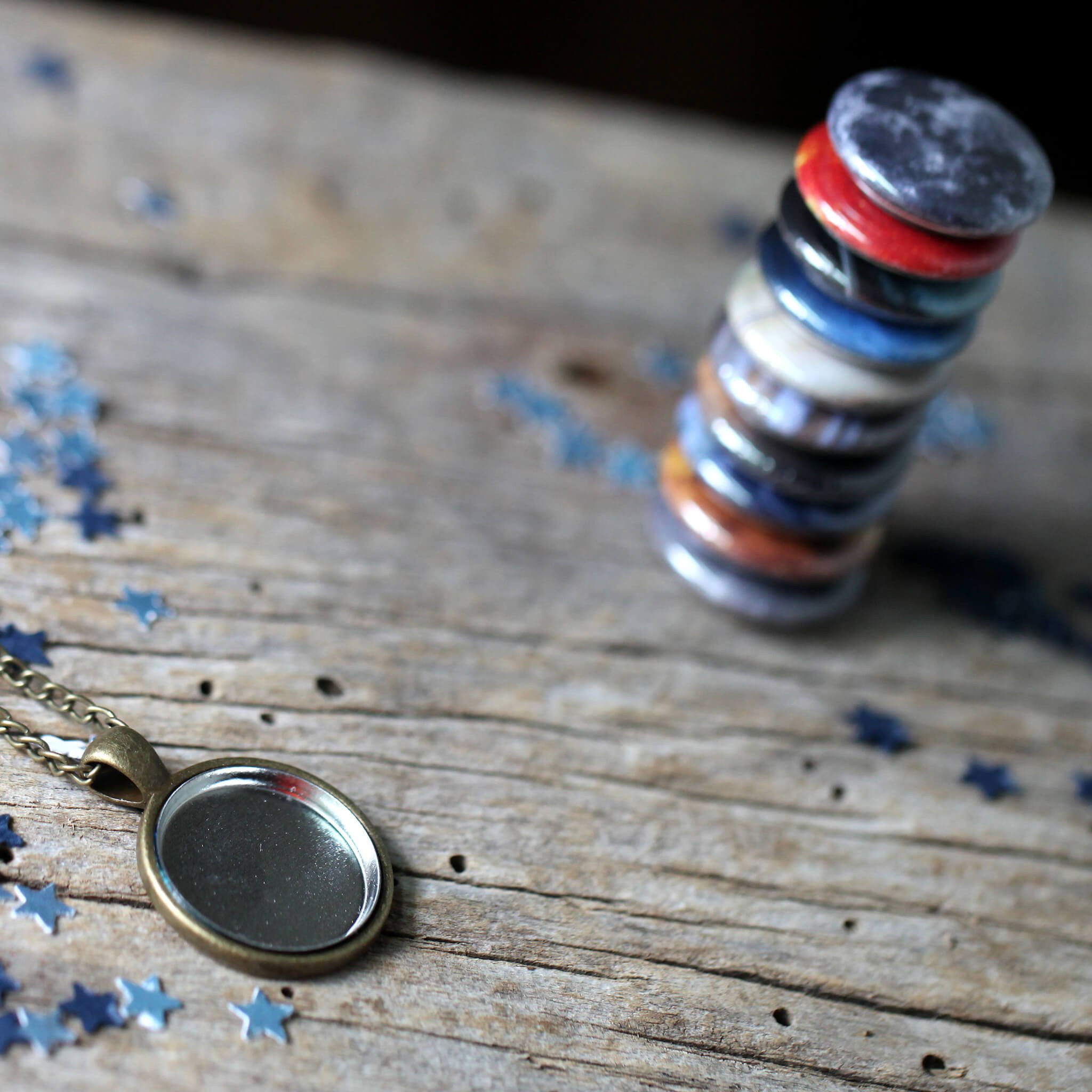 Interchangeable Solar System Necklace featuring 8 planets, the Moon, and the Sun on a silver or bronze chain, showcasing a unique travel jewelry design.